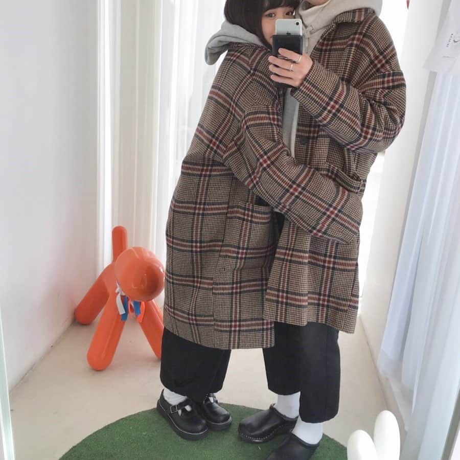 みさねのインスタグラム：「懐かしいおそろコーデ🥺これ覚えとる？  記念日前にこじくんとの今までの思い出写真たちをPhotoZINEにしてみた🍓  今までに投稿したことない写真もいっぱいあるけん探してみてね！！！ 毎月手紙を書いて思い出を振り返ったりするんじゃけどたまにはアルバムとかもいいなああああ💌  うちらはめっちゃ写真がたくさんあるけんスリムタイプで作った！  簡単にオリジナルのアルバムが作れるけんみんなもやってみてね🎁  PhotoZINE全タイプ30％OFF+送料無料クーポン 【misanesm】をオーダー時にぜひ入力してね🧸💕 ※2020年3月31日23：59まで有効 ※PhotoZINE以外の富士フイルムのフォトブック、公式サイト以外では使えんらし🥺  #カップル #カップルフォト #カップルコーデ #シミラールック #おそろコーデ #ペアルック #リンクコーデ #アルバム #PhotoZINE #pr #fujifilm #フォトジン #富士フイルム #スリム」