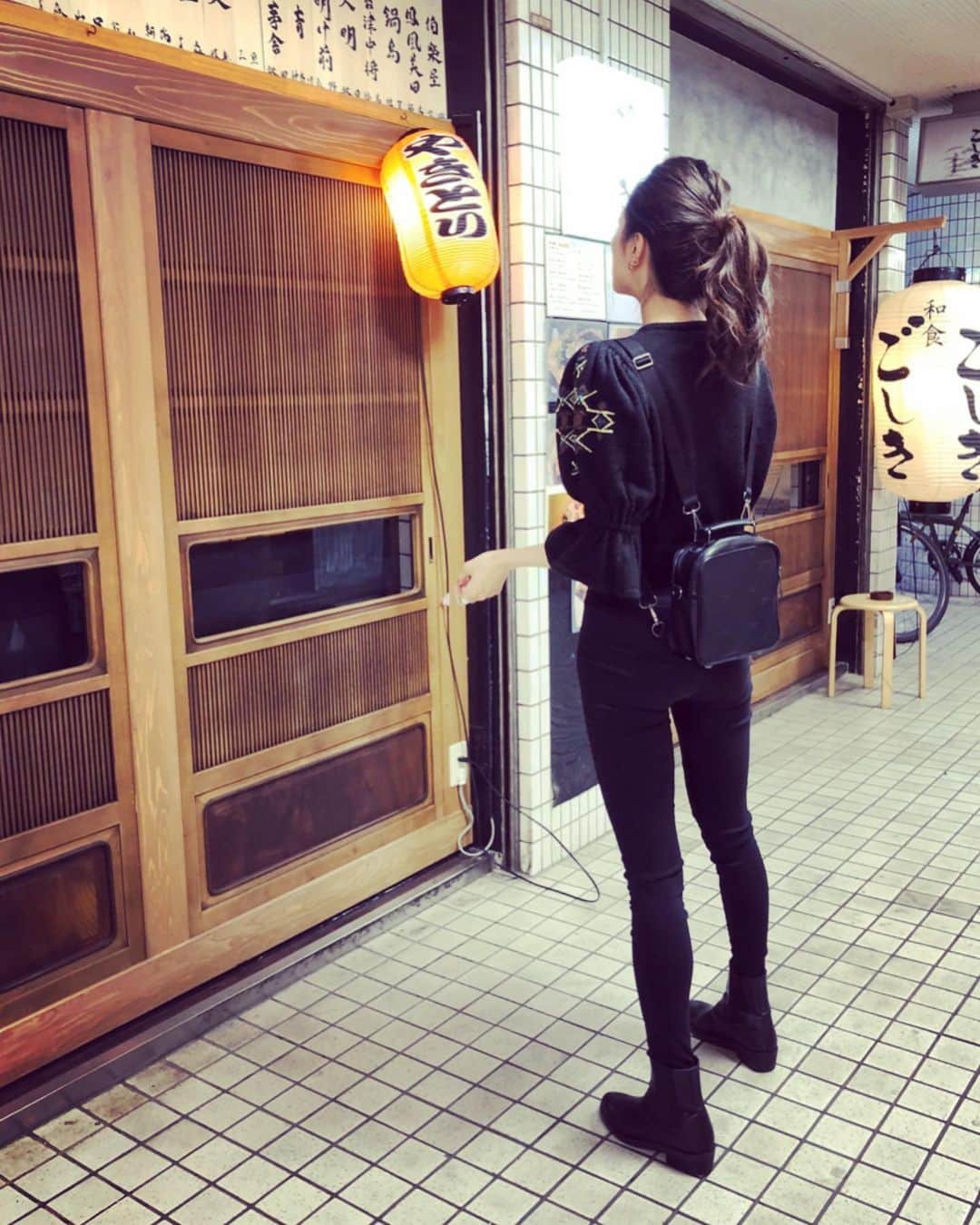 のインスタグラム：「2月もがんばります🕶 ・ 明日は2020/02/02 おー。  #2020 #2月 #running #jog #fight  #wear #fashion」