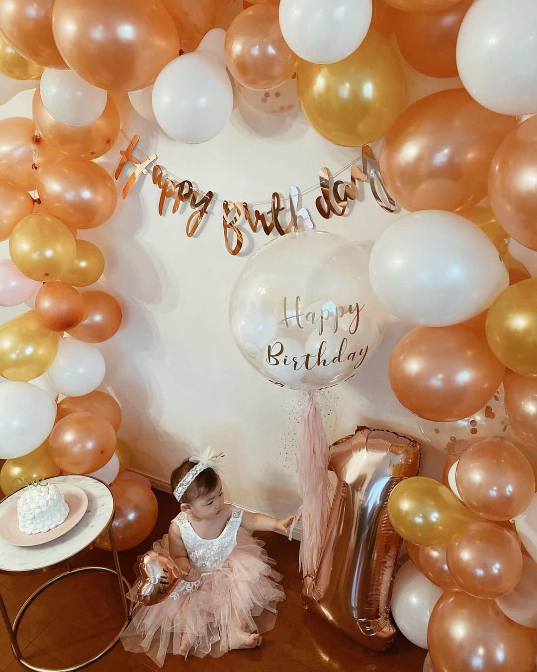 shihoのインスタグラム：「愛してやまない娘ちゃん👶🏻💕 ついに本日1歳を迎えました✨ 今日は家族が集まってみんなでお祝い😚 ハッピーハッピーバースデー🎂 . 1歳は特別だから何ヶ月も前から 色々と気合入れて準備✊🏼 dressも普段はあまり着ないpinkに💗 女の子だし誕生日だからね💗 . . あの壮絶な出産からもう1年.... 信じられないくらい早かったなぁ😳 . . かわいくてかわいくてたまらなくて なによりもわたしの1番大切な宝物✨ 今日は私にとってもSpecialな日🤍 . . どんな女の子になるかなぁ😌 色んな物をたくさん見て 吸収してこれからもスクスク 成長してくださいね💕 . . . みにしぽちゃん 世界で一番あいしてるぞ💋 . . . #happybirthday #1stbirthday  #babygirl#baby#12months  #balloon#family#homeparty #生後12ヶ月 #1歳誕生日 #1歳 #スマッシュケーキ #女の子ベビー #バルーンアーチがんばって作りました #大苦戦したけど #朝起きてべびに見せたら大興奮 #その顔みれて大満足 #がんばったかいがあったよ」