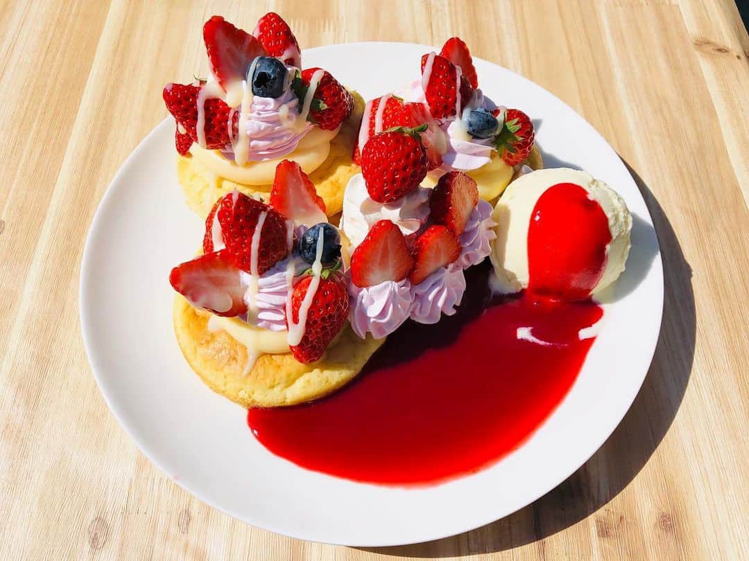 三島スカイウォーク／公式さんのインスタグラム写真 - (三島スカイウォーク／公式Instagram)「いちごフェア開催中🍓✨ . 三島スカイウォークではいちごのメニューを提供しています😋 . 「たっぷりいちごのパンケーキ」をご紹介します🍓🥞 . ふわふわのパンケーキに静岡県産の紅ほっぺを贅沢に使用しています🤤 . 熱々のパンケーキに冷たいバニラアイスアイスの相性が抜群ですよ🍦😆 . デザートにおすすめの一品です☺️💞 #三島スカイウォーク #スカイウォーク #静岡 #箱根 #伊豆 #三島 #旅行 #観光 #吊り橋 #日本一 #富士山  #駿河湾 #絶景 #景色 #いちご #たっぷりいちごのパンケーキ #パンケーキ #紅ほっぺ #mishimaskywalk #skywalk #japan #MountFuji #shizuoka #travel #trip #fun #instagood #nature #beautiful #followme」2月1日 20時41分 - mishima_skywalk
