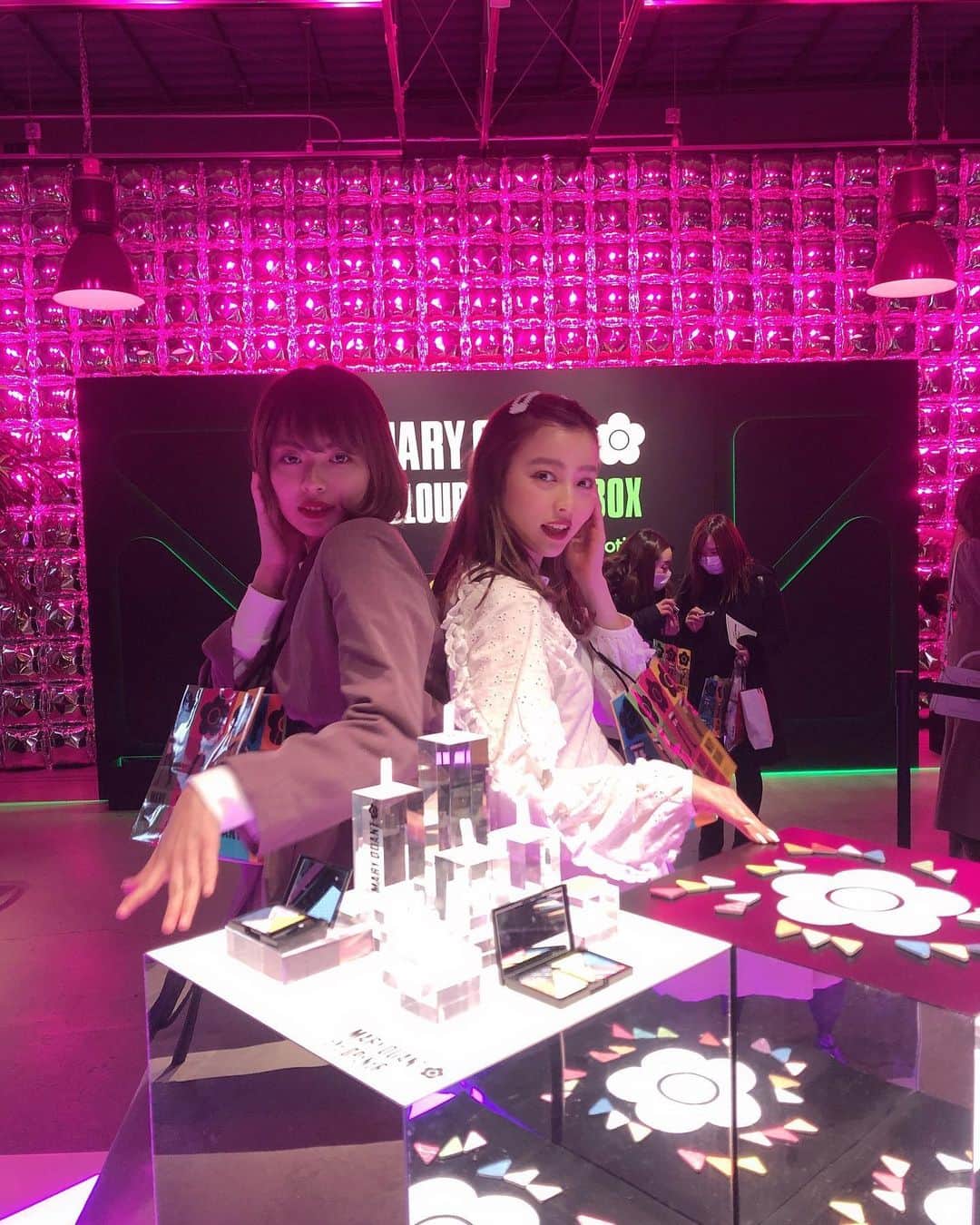 高橋野乃子さんのインスタグラム写真 - (高橋野乃子Instagram)「． MARYQUANTのイベントへ行きました！  春の新作のアイシャドウがたくさん出てて すっごい可愛かった ♡⃛ ♡⃛ 新しい質感のグリッターが可愛くて 使うのが楽しみ… わたしは、オレンジ系のシャドウと 珍しくパープルのアイシャドウを ゲットしました ♡⃛ #maryquant  #eyeopener  #mqevent #colourfuljukebox #ss新作」2月1日 20時41分 - _nonstyle_