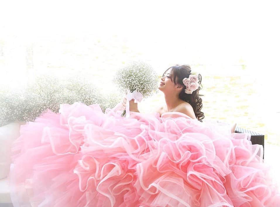 プレ花嫁の結婚式準備サイト marry【マリー】さんのインスタグラム写真 - (プレ花嫁の結婚式準備サイト marry【マリー】Instagram)「*﻿ ふわふわのスカートに包まれている﻿ 可愛すぎるウェディングフォト💕﻿ ﻿ 花びらが幾重にも重なっているような﻿ ピンクのドレスは @kiyoko_hata の﻿ #カーネーションドレス ✨💖﻿ 立っても座ってもボリューム満点🌸﻿ ﻿ 品番はKH-0387です💎﻿ ﻿ photo by @yakumogeihinkan﻿ ﻿ ﻿ ﻿ ﻿ marryは「世界中の可愛い」を集める﻿ ウェディングサイトです💎﻿ ﻿ サイト内には、﻿ 結婚式のアイデアを紹介する記事が1万以上✨﻿ 毎日朝6時と夕方5時に新着記事をUP✨﻿ @marryxoxo_wd の﻿ プロフィールURLからチェックできます💍﻿ ﻿ 特に人気の記事は﻿ @marryxoxo_id のアカウントでも﻿ 紹介しているので必見🌷﻿ ◌ ❁˚﻿ #プレ花嫁#2020冬婚#2020春婚#2020秋婚#2021春婚#2021夏婚#キヨコハタ#キヨコハタドレス#ピンクドレス#お花ドレス#フラワードレス#かすみ草ブーケ#ドレス探し#ドレス迷子」2月1日 20時41分 - marryxoxo_wd
