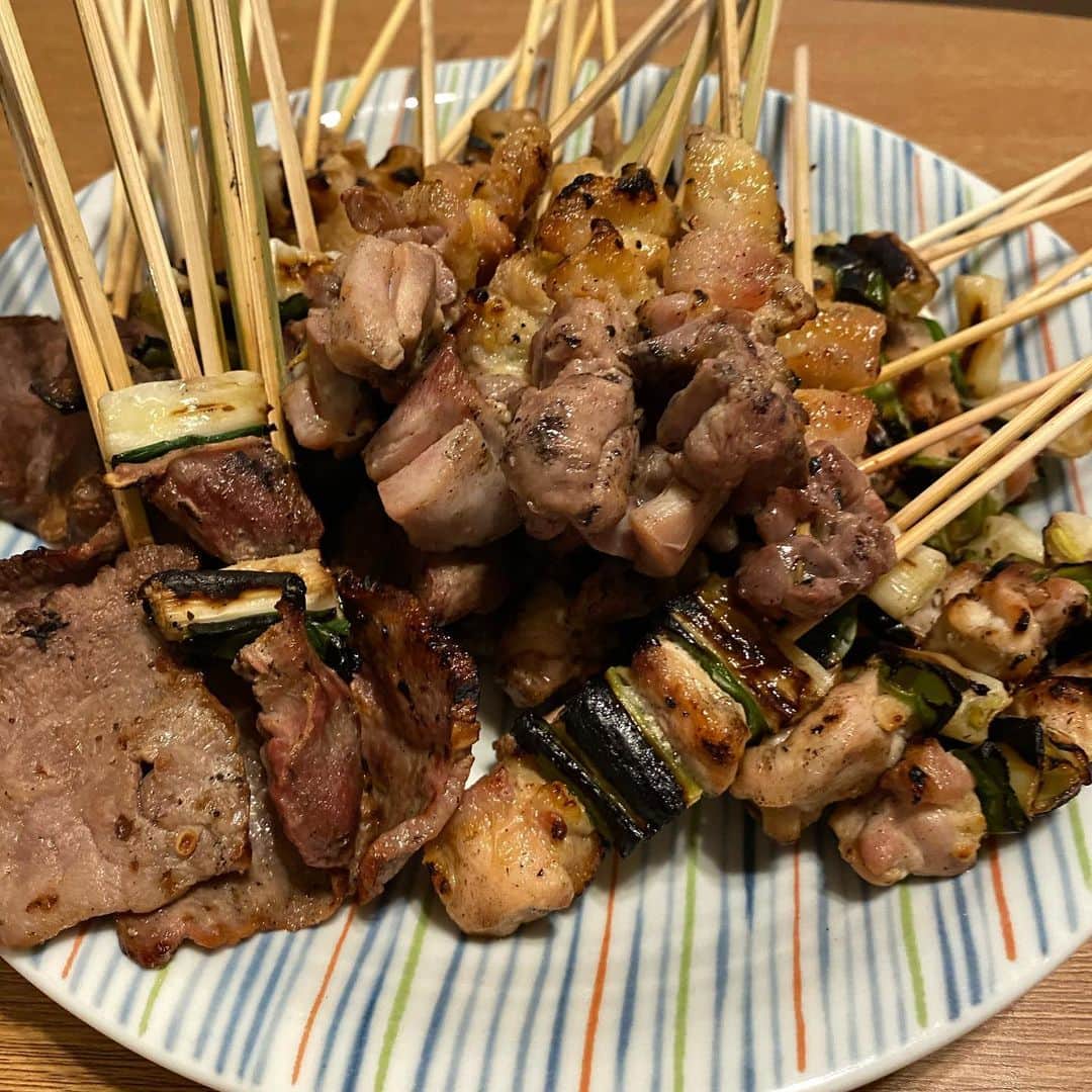 濱田卓実のインスタグラム：「秋吉takeout🥡 福井に来てから秋吉以外の焼き鳥を食べてないような。。。 と言うか、周りに秋吉以外の焼き鳥屋無いような。。。 #濵田家の休日 #秋吉」