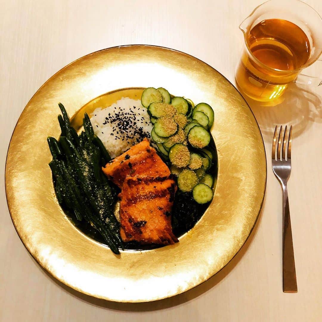 黒木渚さんのインスタグラム写真 - (黒木渚Instagram)「野菜食べたい夜ご飯。  最近、ハリオのコーヒーメーカーの下の部分をコップとして使うのにハマっている。 ビーカーで理系の気分を味わうためだけにな。  #夕食　#インゲンのアンチョビソテー　#サーモンに適当にバジル乗せて焼いたやつ #キュウリ🥒」2月1日 20時45分 - nagisa_kuroki