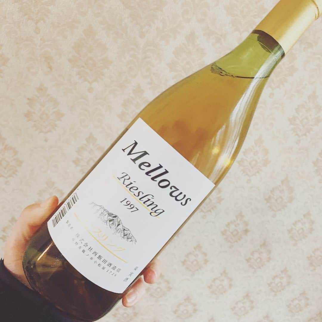 千代田唯さんのインスタグラム写真 - (千代田唯Instagram)「1997年長野県産のリースリング 🍷 日本酒を作る西飯田酒造が、一升瓶に入れて保管して作ったワイン 今まで飲んだリースリング とは 全然味わいが違くてびっくり😳✨シェリーに近い味でした！！ 色も本当にリースリング ❓という感じ✨ 日本ワイン深いなぁ。 ますます勉強したくなりました♡ 飲みながら🐰🍷💗笑 #ワイン　#ワイン大好き　 #日本ワイン　#西飯田酒造  #リースリング  #ワインエキスパート　#ミスワイン #ワイン好きな人と繋がりたい  #長野県 #wine #winelover  #japanesewine #instawine #winestagram  #ワインのある暮らし」2月1日 21時07分 - chiyodayui0920