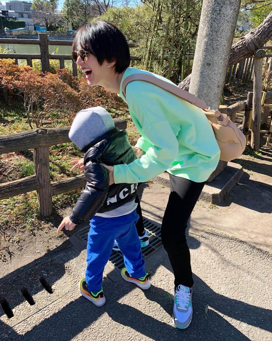 神山まりあさんのインスタグラム写真 - (神山まりあInstagram)「太陽が気持ち良かったので公園へ☺️いろんなところに走っていって、いろんなところに登ってしまう3歳児はこの体勢で確保されてるのをよく見かけるww  公園ルックは Tops/ shoes @niketokyo  Pants / @yanuk_official  Bag / @maisonmargiela  #saturday #holiday #fun #love #happy #mom #family #どこにもマスクが売ってない」2月1日 21時06分 - mariakamiyama