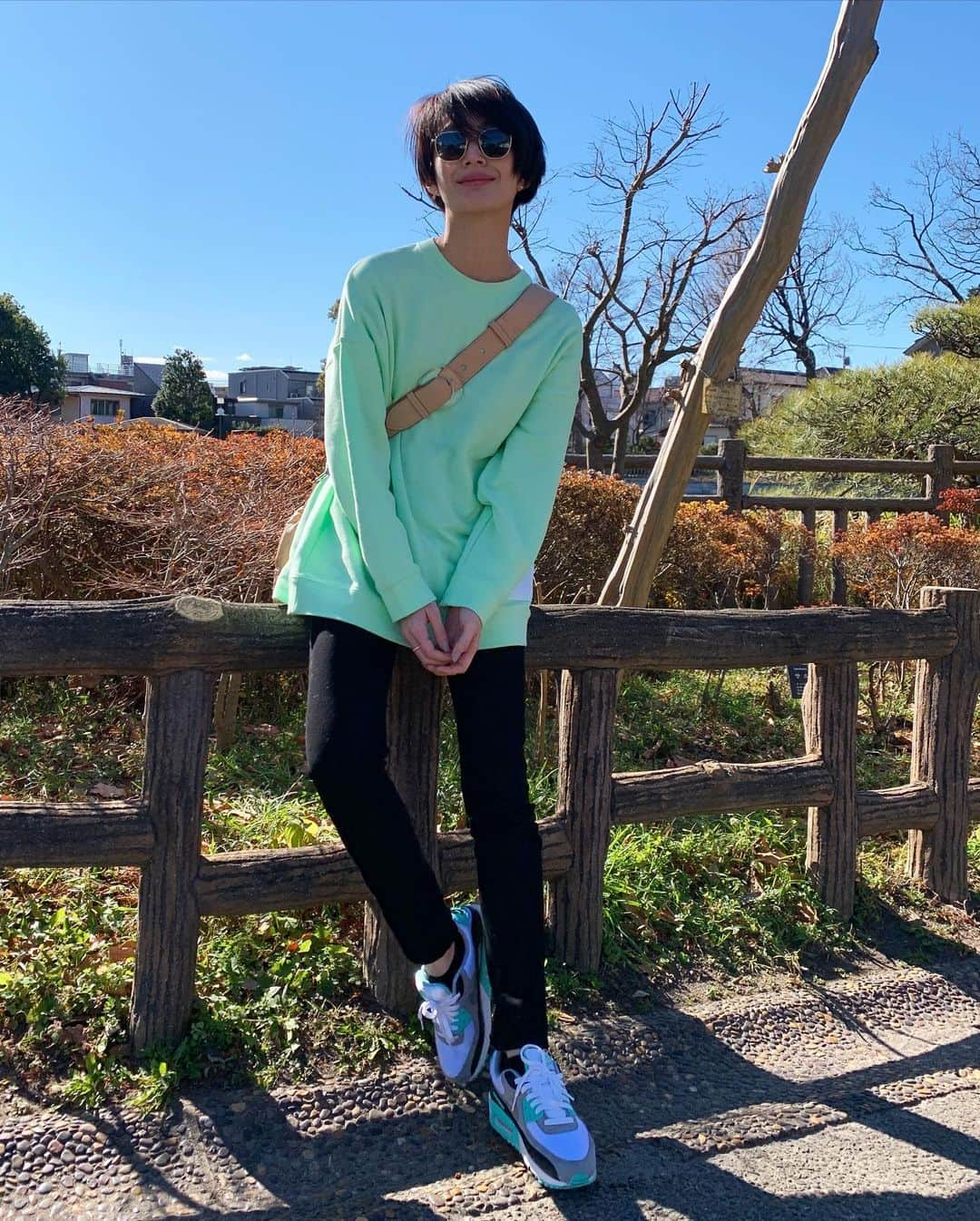 神山まりあさんのインスタグラム写真 - (神山まりあInstagram)「太陽が気持ち良かったので公園へ☺️いろんなところに走っていって、いろんなところに登ってしまう3歳児はこの体勢で確保されてるのをよく見かけるww  公園ルックは Tops/ shoes @niketokyo  Pants / @yanuk_official  Bag / @maisonmargiela  #saturday #holiday #fun #love #happy #mom #family #どこにもマスクが売ってない」2月1日 21時06分 - mariakamiyama