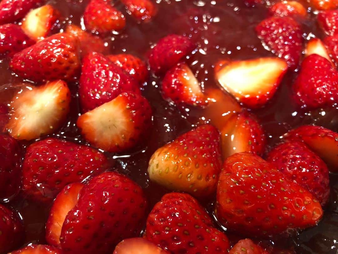 livingorganics juice&place 芦屋さんのインスタグラム写真 - (livingorganics juice&place 芦屋Instagram)「本日もたくさんのご来店有難うございました！  strawberry chocolate parfaitの ほぼいちごのジュレ♪ 甘酸っぱくて仕上がっております！  明日も皆様のご来店心よりお待ちしております。  #ルビーチョコレート#生チョコ#strawberrychocolateparfait#Valentineparfait#strawberryparfait#いちごパフェ#いちごparfait#紅ほっぺ#豆乳ホイップ#締めパフェ#ご褒美パフェ#livingorganics#livingorganic#cafe#coldpressedjuice#healthyfood#coffee#arabicacoffee#foodphotography#smoothie#yoga#神戸カフェ#sweets#芦屋カフェ」2月1日 21時06分 - livingorganics_ashiya