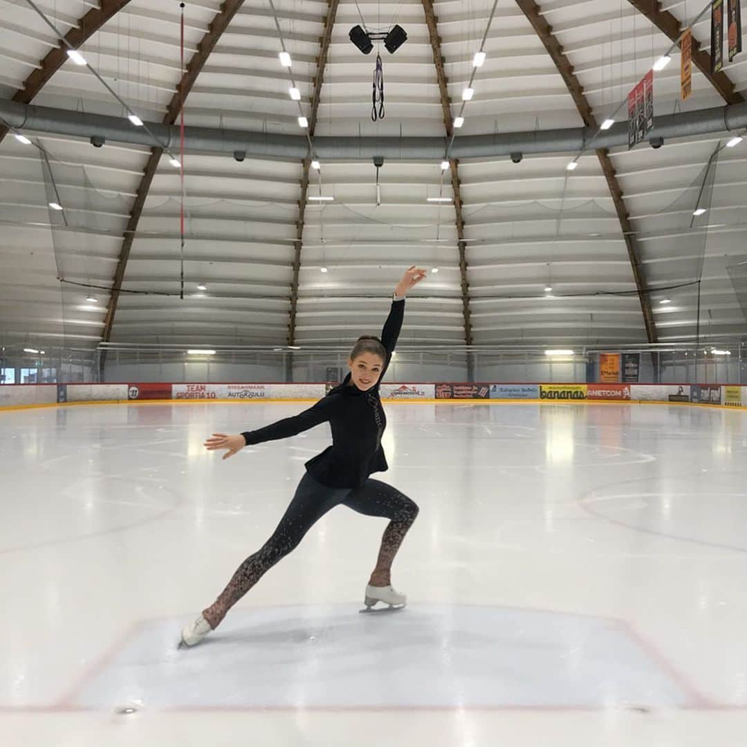 イェニー・サーリネンのインスタグラム：「Feeling girly and comfortable in my @biancaneveofficial clothes🥰 (kaupallinen yhteistyö) Koodilla: JENNI15 -15% kaikista tuotteista, myös jo alennetuista🤩  #biancaneveofficial #betheinspiration #ilovebiancaneve」