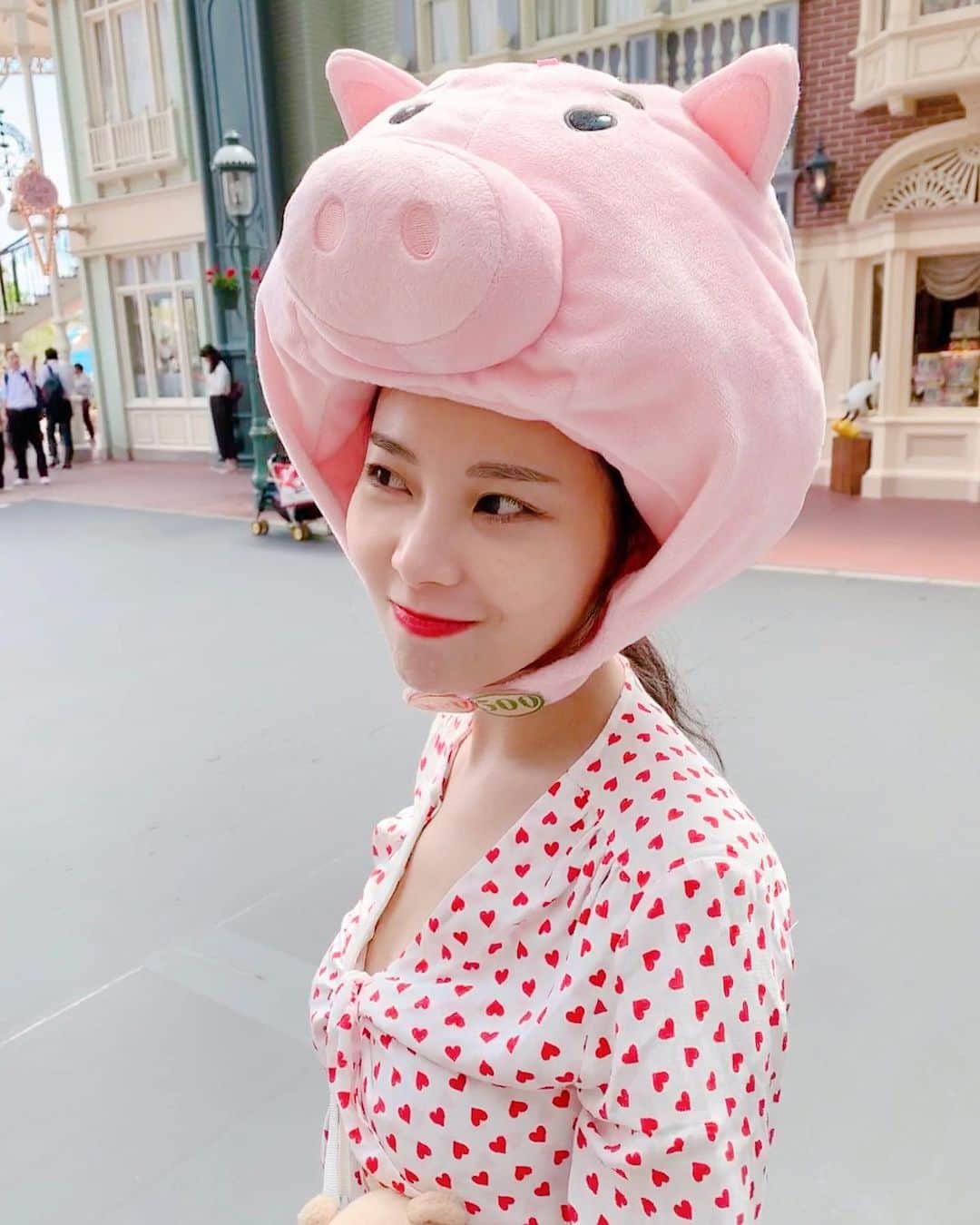 張香香のインスタグラム：「過年吃得像隻我🐷 嗯？🤔」