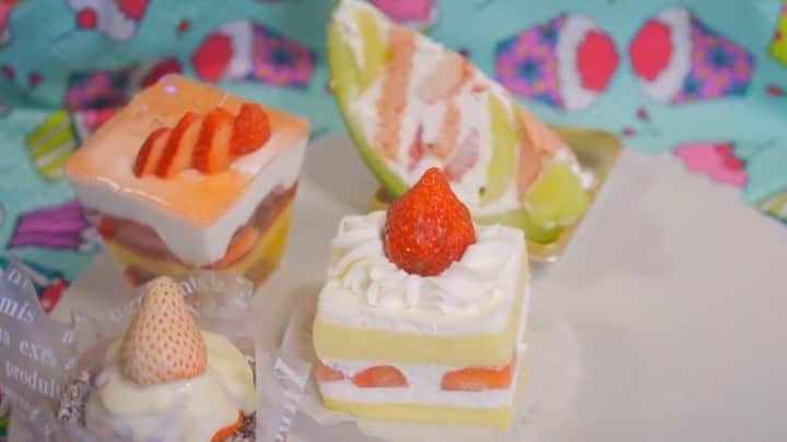 サイモンとマルティナのインスタグラム：「🚨 New video up now 🍓 It’s CAKE FOR DINNER!!! Cake. For... dinner 🎂」