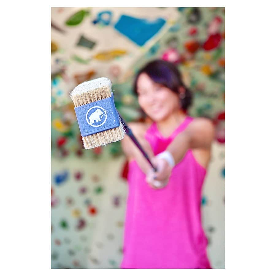 小林由佳のインスタグラム：「▷MAMMUT Brush stick  ついにMAMMUTから超絶コンパクトなブラシスティックが登場!😘 縮小時 40cm 伸張時120cm カーボン素材でできているので 強度しっかりなのに重さたったの350g。  グリップを引っ張れば一瞬で三つ折りからスティックになり、 ポチっと押すだけで大小ブラシの付け替えもカンタンです𓃻 ブラシの角度が2通りになっていて、 分かる人には分かる大切な親指側もしっかり磨けます¨̮ しーかーも💡ブラシを外せばトレッキングスティックにもなるってゆうのもときめきポイント◎🙆🏻‍♀️  @mammut_japan」