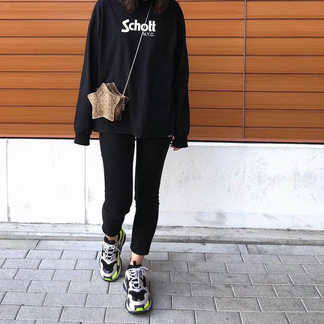 Mameのインスタグラム：「ハードすぎる1月が無事に終わりました😊 . #schott #uniqlo #accommode #balenciaga」