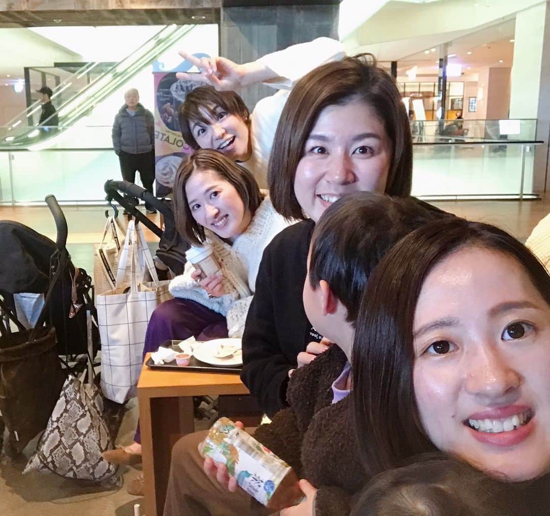 のインスタグラム：「・ ・ 山田の時の後輩と❤️！ ・ ・ 子供に癒された🥺 ・ ・ サイン欲しいとか言って、剣道部の2人なのにバドミントン 本買ってくれてありがとうね🤣 ・ ・ #渋谷ツインズ #双子 #青森山田」