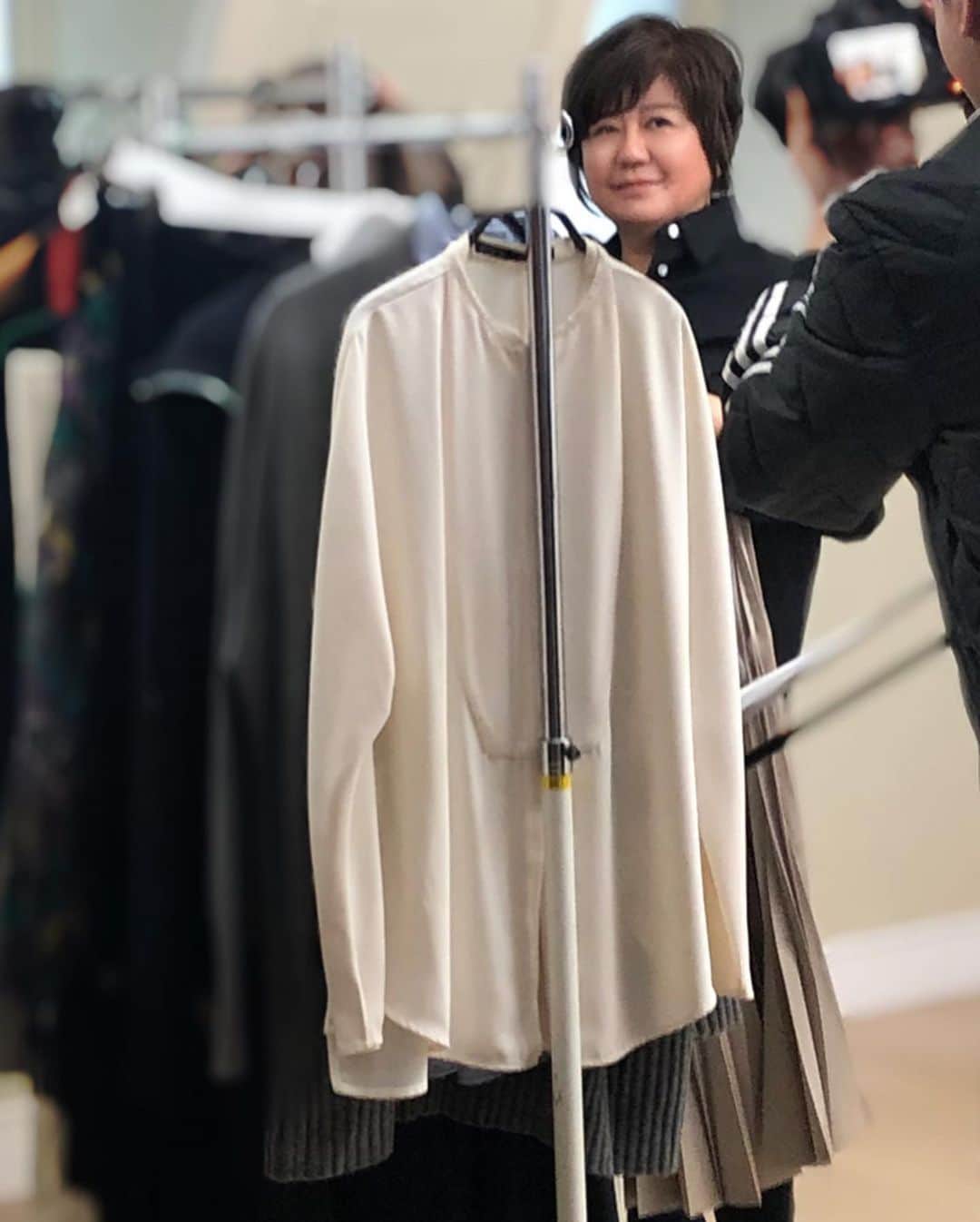eclat.magazineさんのインスタグラム写真 - (eclat.magazineInstagram)「“いく子トート“大好評発売中！ . エクラプレミアム伝説の大ヒットアイテム、地曳いく子さんプロデュースの薄軽レザートートバッグがついに復刻！  グレージュ、ネイビーの定番2色と差し色で人気のシルバー、ピンクの全4色発売中です。 . さらに！ 日本テレビの通販番組 日テレ7「女神のマルシェ」に 地曳さんが出演します。 放送は、 2月14日(金)の10:25〜10:55 どうぞお楽しみに！(室長M) . トートバッグの詳細は エクラ3月号、および エクラプレミアム通販サイトにて https://flagshop.jp/eclat/sp/default.aspx . 日テレ7「女神のマルシェ」の 詳細はこちらにて https://www.ntv7.jp/program/megami/index.html . #地曳いく子 #eclatpremium #eclat #伝説のヒットアイテム #いく子トート #アジョリーエクラ  #女神のマルシェ #2月14日 くしくも#ヴァレンタインデー こちらの番組では、#地曳いく子アジョリー で登場」2月1日 21時13分 - eclat.magazine