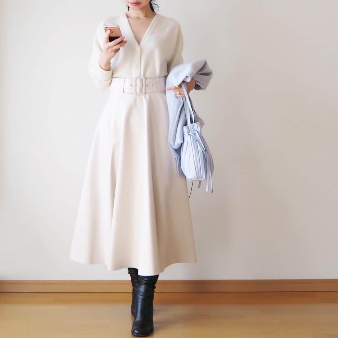 hanaのインスタグラム：「outfit❄️ * offwhite×ecru☺︎ * 昨日のフェイクレザーのスカート♩ ばっぐも。 * #uniqlo #zara #beggandco #zaranewin」