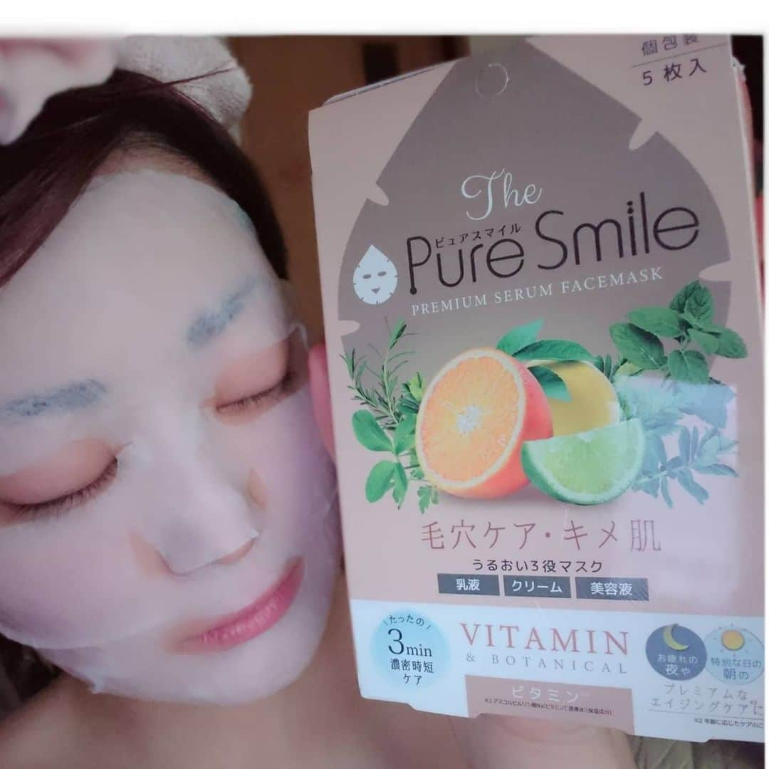 松浦麻里奈さんのインスタグラム写真 - (松浦麻里奈Instagram)「化粧水あとの、 ピュアスマイル(@puresmile_cosme )の プレミアムセラム マスクボックス ビタミン パック🙆💕 .  乳液、クリーム、美容液の3役を3分という短時間で しっかりとケア⤴⤴ プレミアムな日や、疲れた夜や 特別な朝に、たっぷりのビタミンで肌にチャージ😏👍 ﻿  保湿力抜群❣❣❣とろんとろんの美容液が、 新開発のエンボスシートにたっぷり含まれていて 短時間でもしっかりお肌に美容成分が浸透😊  時間がある時はゆっくりパックしてもOK👍 とろとろ美容液なので少し長めにしても乾燥しない🤗 . .  #ピュアスマイル #ピュアスマイルプレミアムセラムマスク #シートマスク #フェイスパック #フェイスマスク #時短ケア #保湿ケア #エイジングケア #スキンケア #puresmile #COSME  #コスメ #ビタミン  #vitamin  #お風呂 #お風呂上がり #pr #デート前 #特別な朝 #特別な日 #face #facecare #お泊まり #旅行 #旅行に #travel #美容 #美容好き #コスメ好きな人と繋がりたい」2月1日 21時21分 - ay114.831m