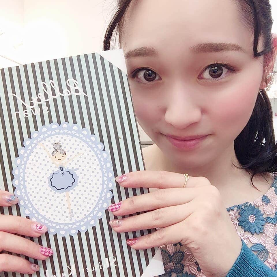 松浦景子さんのインスタグラム写真 - (松浦景子Instagram)「なんばグランド花月 今日は新喜劇４回公演でした 収録もありました バレリーナのノートだよ ニヤニヤしてるね  明日も４回だよ  ぜひ！！！！！！！！！！ #結局 #バレエ大好き  #バレリーナ日記  #なんばグランド花月#NGK #吉本新喜劇#新喜劇 #よしもと新喜劇 #松浦景子#松浦景子バレエ #バレリーナ#バレエ#バレエダンサー#女芸人#芸人#お笑い芸人 #バレエ芸人#バレリーナ芸人 #balletpost#balletgirl#ballet_instagram#balletgram#balletlover#balletphoto#photoballet#balletph」2月1日 21時32分 - pinkpinks13