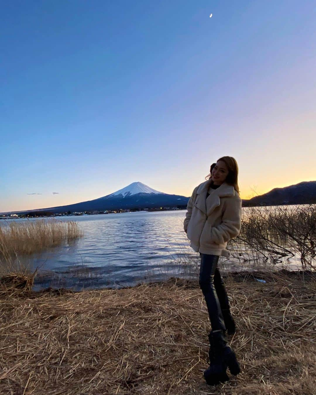 KEIさんのインスタグラム写真 - (KEIInstagram)「リフレッシュ旅行@河口湖🇯🇵 . その日その時にあった完璧なデートプランを考えるのが趣味で！！(笑) 今回は富士山が大好きな親友に向けて💜(私彼氏かよw) . この絶景ポジション実は、 富士山をよく撮るカメラマンさんの写真集を 本屋さんで沢山見て探して見つけた、 超穴場スポットなの！！！！！ そこまでデートプランこだわるよ(笑) . お陰で貸し切りで日が落ちていく所堪能しました🤤🇯🇵 . . #cyberjapan #cjd_kei #cjd #サイバージャパン #サイバージャパンダンサーズ #富士山　#河口湖 #旅行　#けいさんぽ #けいでーと　#デートプラン」2月1日 21時32分 - kei_oktwins