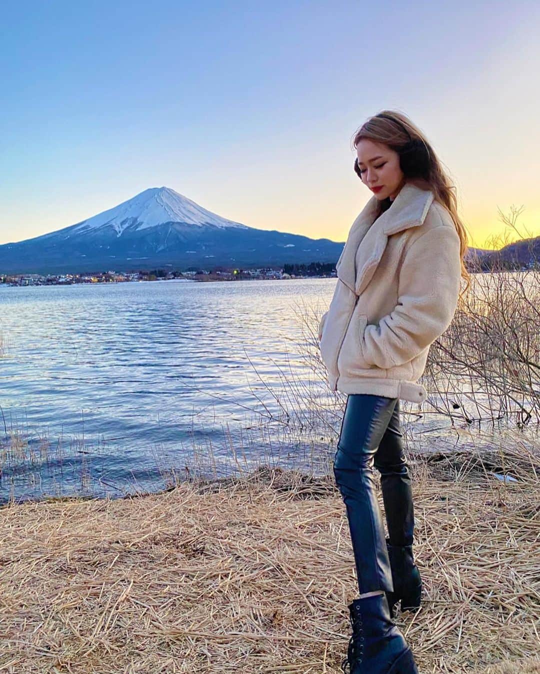 KEIさんのインスタグラム写真 - (KEIInstagram)「リフレッシュ旅行@河口湖🇯🇵 . その日その時にあった完璧なデートプランを考えるのが趣味で！！(笑) 今回は富士山が大好きな親友に向けて💜(私彼氏かよw) . この絶景ポジション実は、 富士山をよく撮るカメラマンさんの写真集を 本屋さんで沢山見て探して見つけた、 超穴場スポットなの！！！！！ そこまでデートプランこだわるよ(笑) . お陰で貸し切りで日が落ちていく所堪能しました🤤🇯🇵 . . #cyberjapan #cjd_kei #cjd #サイバージャパン #サイバージャパンダンサーズ #富士山　#河口湖 #旅行　#けいさんぽ #けいでーと　#デートプラン」2月1日 21時32分 - kei_oktwins