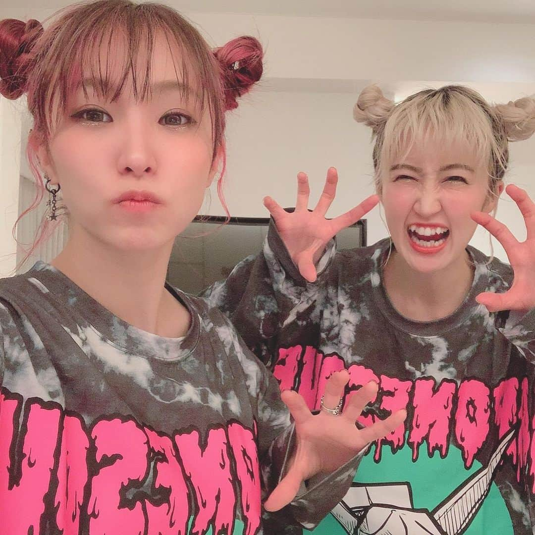 LiSAさんのインスタグラム写真 - (LiSAInstagram)「っはぁ〜んっ♡♡ 幸せすぎたぁ〜んっ♡ 倖田來未さんの「Black Cherry」と「JAPONESQUE」で一日中楽しませていただきました。ほんとすごすぎる😭❤️一生尊敬😭❤️一生倖田組😭❤️くぅちゃんヘアー妹と双子コーデ👭でもなぜかお団子っていうかツノ👿 @kodakumi_official  #倖田來未　さん　#オリックス劇場　#大阪　#BlackCherry #JAPONESQUE」2月1日 21時26分 - xlisa_olivex