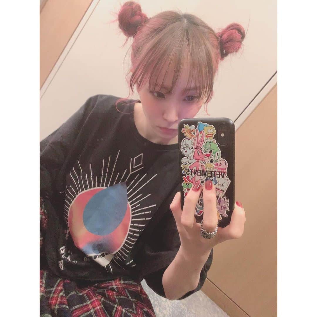 LiSAさんのインスタグラム写真 - (LiSAInstagram)「っはぁ〜んっ♡♡ 幸せすぎたぁ〜んっ♡ 倖田來未さんの「Black Cherry」と「JAPONESQUE」で一日中楽しませていただきました。ほんとすごすぎる😭❤️一生尊敬😭❤️一生倖田組😭❤️くぅちゃんヘアー妹と双子コーデ👭でもなぜかお団子っていうかツノ👿 @kodakumi_official  #倖田來未　さん　#オリックス劇場　#大阪　#BlackCherry #JAPONESQUE」2月1日 21時26分 - xlisa_olivex