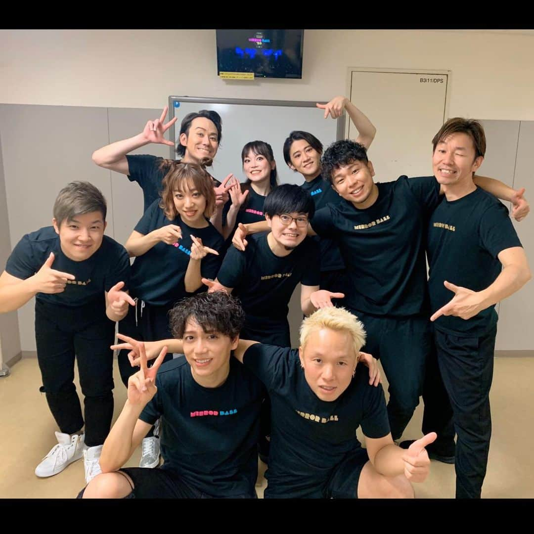 山崎育三郎さんのインスタグラム写真 - (山崎育三郎Instagram)「東京公演！！ ご来場頂きました皆さんありがとう！！ ありがとう！  ありがとう！！ ありがとう！！！ もうっ最高の時間となりました！！ 今日は収録日という事で、撮影カメラが15台以上。  完成も楽しみー＾＾ さぁ、全国ツアーも残り2公演。  ベースのダッチは今日が最終日。  最高の音をありがとう。  お疲れ様^ - ^  #LIVE #TOUR #2020 #MIRRORBALL」2月1日 21時41分 - ikusaburo_yamazaki