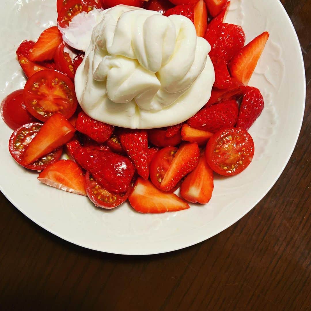のインスタグラム：「お疲れさま土曜日。切るだけの晩ごはん。催事で買ったブッラータがあってよかった。この季節ならではのいちごとトマトのカプレーゼ。ごく少量のにんにくとホワイトバルサミコが味の決め手。 #ブッラータ #いちごとトマトのカプレーゼ  #tokyocheesestand  #東京チーズスタンド」