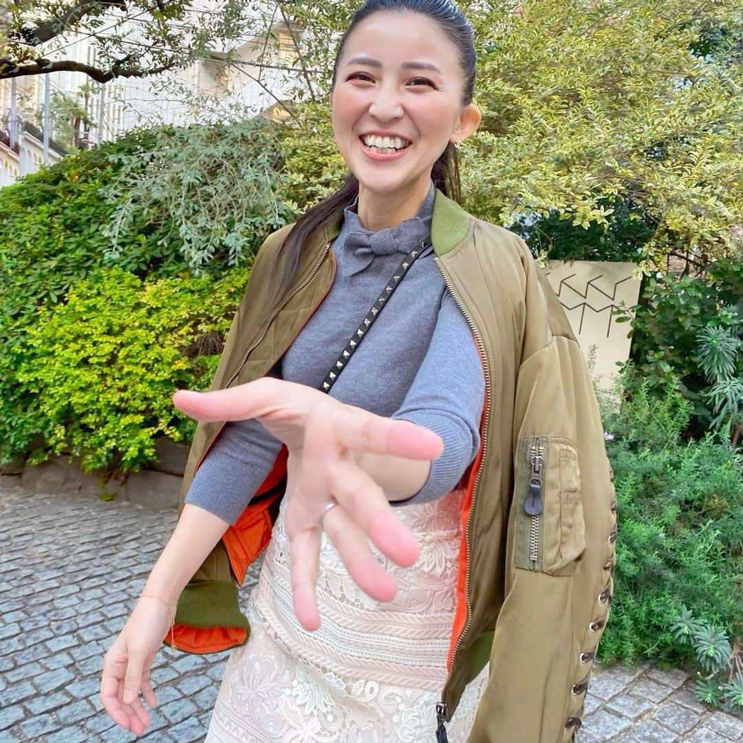 来栖あつこさんのインスタグラム写真 - (来栖あつこInstagram)「『私の洋服、そんな気にする人おらんでしょ！？だから求められていないコーディネート写真とか載せない』﻿ って思ったのは何年前だろう？🙄💭💭💭﻿ ﻿ しかしながら、私は“マス子”。﻿ ベタな「人気出そう」なアイテムをたまたまオーダーしている率が高いらしく…展示会にお邪魔すると私服を気にしてくれたり『今日どれオーダーしたか品番教えて』って嬉しい事言ってくれる可愛子ちゃんがいるので、たまには載せてみよう♡﻿ ﻿ ポカポカした日が続いたからサンダルをおろしました👡﻿ とは言えまだ寒いので、靴下を合わせて🧦✨﻿ ﻿  はい。﻿ 主役はサンダル。﻿ ﻿ 夫がプレゼント🎁してくれたサンダル♡﻿ 以上！！﻿ ﻿ ﻿ #誕生日プレゼント　#サンダル　#靴﻿ #shoes #バレンチノ　#ヴァレンチノ﻿ #valentino ﻿ #SNIDEL　#katespade #スナイデル﻿ #gvgv #atsukokurusu #ケイトスペード﻿ #リス顔 #猫顔 #たぬき顔 ﻿ #来栖あつこ #アヒル口」2月1日 21時38分 - atsukokurusu