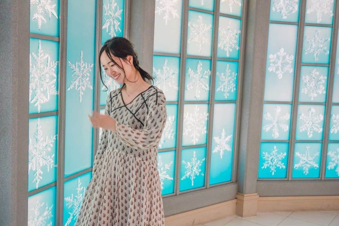 江守沙矢さんのインスタグラム写真 - (江守沙矢Instagram)「旭川市にある 雪の美術館 はまるで アナと雪の女王の氷の城みたいなところでした。  女の子はみんな好きな世界観で、ドレスを着て写真を撮れたりできるようです。  私たちは時間あんまりなくてドレス撮影はしなかったけど 1枚目の写真は、すべて顕微鏡写真で実際の結晶を集めているとか。 １つとして同じものがないってのがまたロマンチック(๑✧◡✧๑)  すんっごい綺麗でしたー！ 中では結婚式もあげれるみたい。  なんかとにかく笑ってたなー北海道。  #アナと雪の女王の世界 #アナと雪の女王 #氷の美術館 #雪の美術館 #旭川 #北海道女子旅 #旭川観光  #女子旅 #北海道旅行 #カメラがある生活 #ポートレート #portrait #hokkaido #旅行好き #カメラを持って出かけよう #japanesegirl #japantravel #江守沙矢  #そうだ旅行に行こう #travelphotography  #カメラ女子 #カメラのある生活 #ポートレート #portrait #旅行好き #カメラを持って出かけよう #japanesegirl #日本の隠れた絶景 #カメラのある生活 #カメラ好きな人と繋がりたい」2月1日 21時39分 - saya_emori