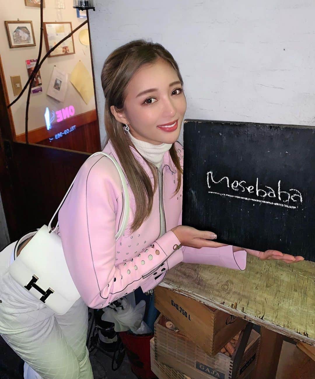 濱野りれさんのインスタグラム写真 - (濱野りれInstagram)「'Mesebaba'🌹 -Located in Kamedo, the best Italian restaurant for me. Chef Takayama's world is amazed every time!! The olive oil used in most of the cuisines is a must have item in my house too💕 -— -— 亀戸にあるイタリアン#メゼババ 味付けがオリーブと塩だけのものが多いいのにしっかりと記憶に刻まれてく料理たち...東京で一番好きなイタリアンなの💗 ここのオリーブオイルは我が家でも大活躍してます✨ なかなか予約が難しいお店だけど次も楽しみにしてますね😻💗 -— -— #rirelog#mesebaba#kameido#tokyoeats #italianrestaurant #italianintokyo#tokyogourmet#tokyojapan#eatlover#loveitalianfood#VERSACE#constance#hermesconstance#chanelclothes #東京グルメ#亀戸グルメ#亀戸#予約困難店#イタリアン#イタリアンレストラン」2月1日 21時43分 - riregram
