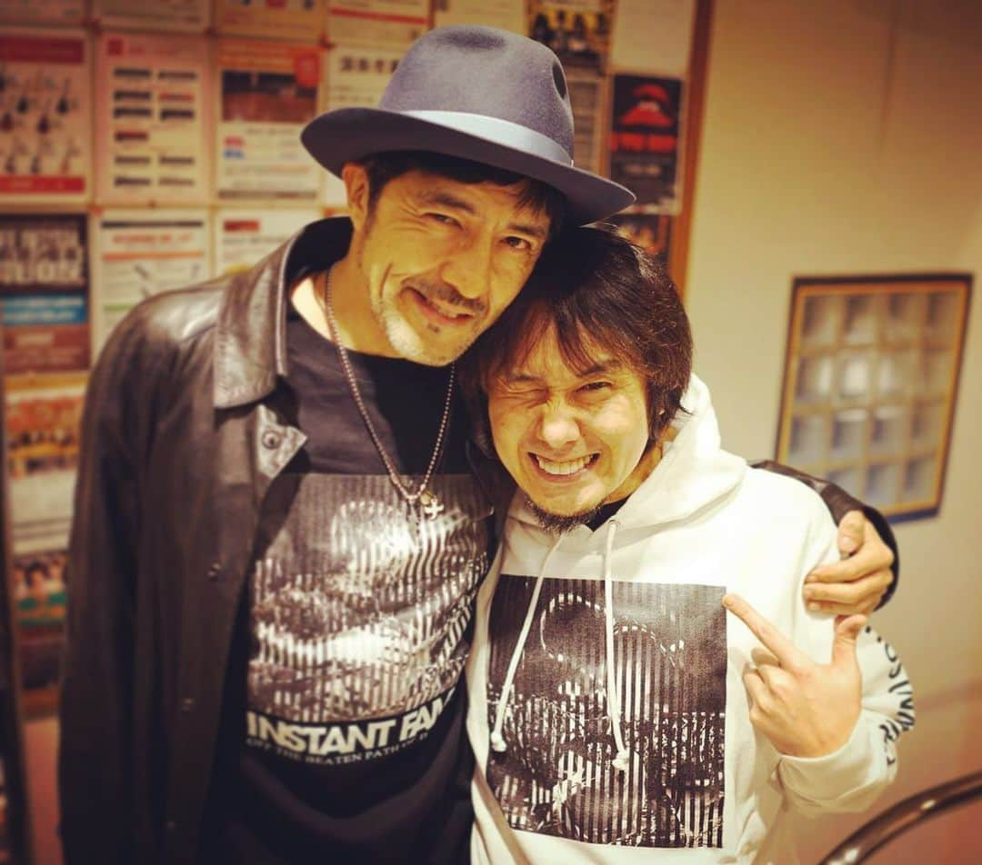 横山健さんのインスタグラム写真 - (横山健Instagram)「久しぶりにスカパラの谷中兄つぁんが会いにきてくれたー！！ 谷中兄つぁんがプロデュースしているブランド「INSTANT FAME」が横山健をモチーフにしたものを出してくれて、それを持って来てくれた。 自分の写真がデザインされているパーカーを着て谷中兄つぁんとパチリ！ 谷中兄つぁんの愛情はスカイツリーよりもデカいずら！(本人も自由の女神よりもデカry)  会ったのは久しぶりだけどよく連絡を取るので久しぶり感なく、スルーッと深い話に突入していく谷中兄つぁん。制作の話や生き方の話を遠い目で話す……ダンディーずら。 でも何故か終いにはオレが勃起論を繰り広げてましたけどねwww 人がいっぱいいるところで下ネタを話すと兄つぁんに怒られるんだけど(何度か怒鳴られた経験あり)昨日はよく聞いてくれたなぁ(なんだこの報告wwww)  健グッズ、ありがとうございます！ やっぱ兄つぁんは大仏よりデカry  #instantfame #東京スカパラダイスオーケストラ #谷中敦 #kenyokoyama  #横山健」2月1日 21時44分 - kenyokoyamaofficial