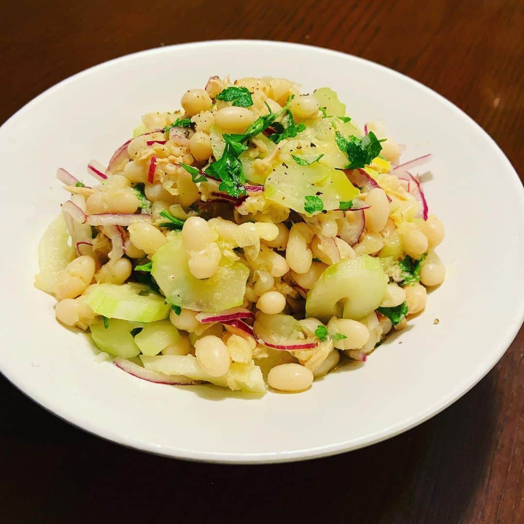 のインスタグラム：「お昼に作ったサラダをリピート。茹でた白インゲン豆をツナと紫玉ねぎ、セロリ、イタパセで混ぜてマリネ。ドレッシングはレモン汁ににんにく少量と塩胡椒、オリーブオイル。疲れめだから、レモン汁多め。スプーンでワシワシいける。 #白インゲン豆 #白インゲン豆のサラダ #圧力鍋チャレンジ #マイヤー圧力鍋」