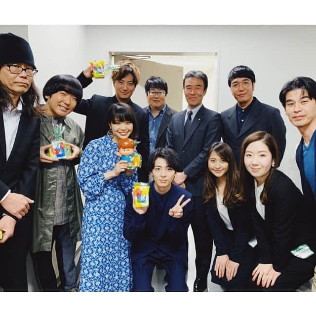 岸井ゆきのさんのインスタグラム写真 - (岸井ゆきのInstagram)「『前田建設ファンタジー営業部』 昨日公開しました！　！！やっとこの作品が世の中に！喜び。 この時をまっていました。うれしいです。 本日の舞台挨拶もこの作品でこのメンバーでなければ出来ない ぐだぐたのトークショうでしたね。😂 かしこまらず、だれも順番を守らず、楽屋の雰囲気と変わらない温度で。 それがこのチームの強さだったと思います。良し悪しじゃなく。強すぎ。個性が。埋まるわ。  でもほんとみんなと居る時間はずうっと楽しかったです、毎日ヘトヘトになるまで笑いました。 この映画の登場人物と同じようにみなさま様々な熱量や意志を持っているので ギャーギャー言いながらも、創作の現場を愛しながら壊しながら、作っていった映画です。 現実を生きるためにファンタジーやSFになるわけにはいかないけれど、 熱く真剣に志を語り合えば、ファンタジーは営業できる！！ ほんと。 実話なんだからすごい。観てみてください！！ 明日は日曜日だし。天気も良さそう💛  よろしくお願いします🤲🏻❤️ #前田建設ファンタジー営業部」2月1日 21時51分 - yukino_kishii