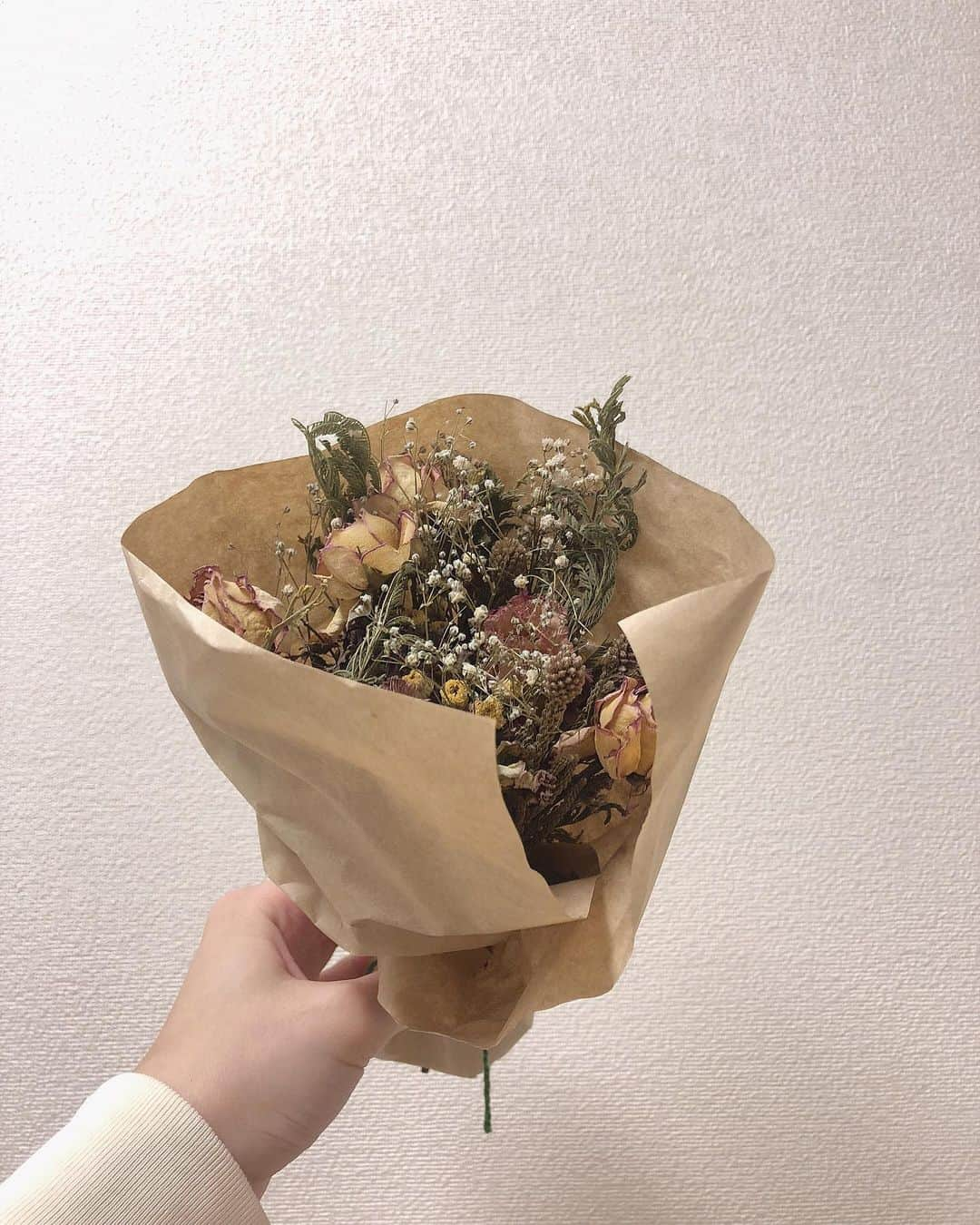 平塚日菜さんのインスタグラム写真 - (平塚日菜Instagram)「お花はいつ貰っても、本当に嬉しいですね〜☺ 部屋に飾っております❁  そして実家から、 マスクが大量に届きました💭  たすかる〜〜😷」2月1日 22時00分 - hiratsukahina