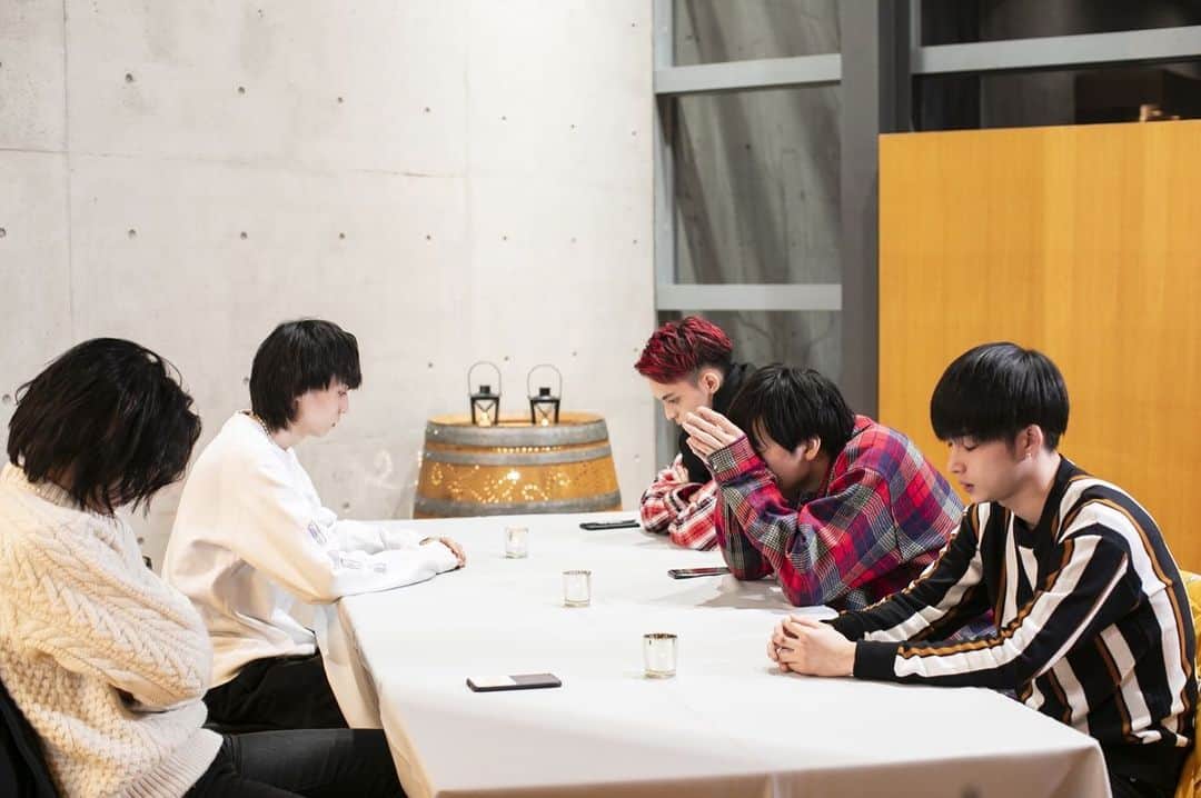 岡田翔大郎のインスタグラム：「明日はいよいよ中間告白。 中間告白予想との答え合わせもしつつ楽しんで、見てください！ . オオカミちゃん投票&落ちないで投票も明日までです。 . . . #月とオオカミちゃんには騙されない #岡田翔大郎」