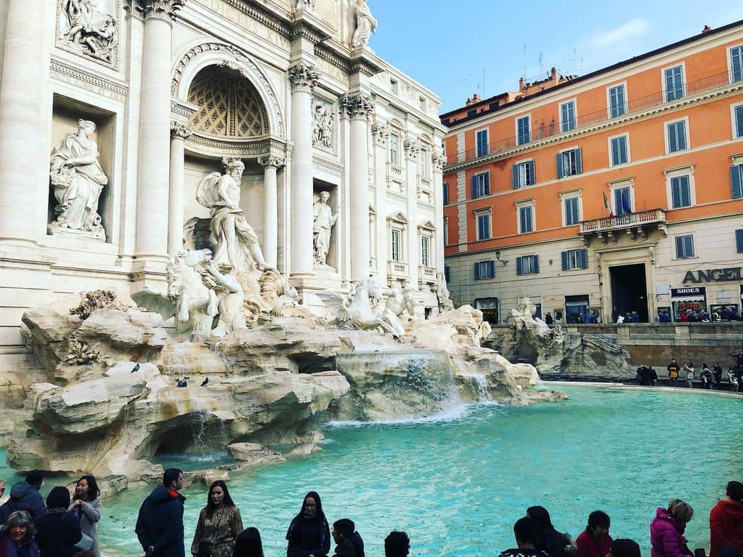 加藤響子さんのインスタグラム写真 - (加藤響子Instagram)「ローマも行きました。 通常はこの時期はとても寒く晴天率も低いので、イタリアはオフシーズンだそうですが、見事に快晴で信じられないほど暖かかったです。 #trevifountain #roma」2月1日 22時08分 - katokyooooooooo