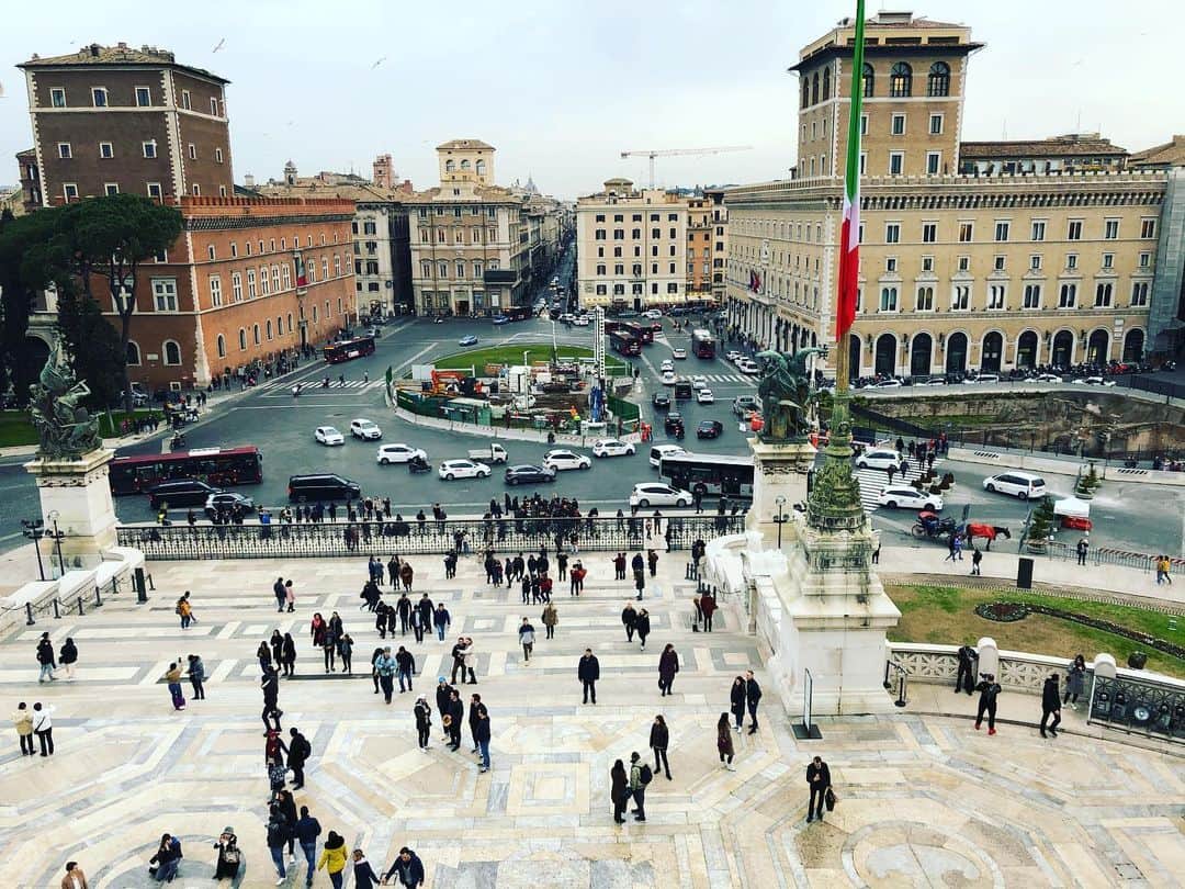加藤響子さんのインスタグラム写真 - (加藤響子Instagram)「ローマも行きました。 通常はこの時期はとても寒く晴天率も低いので、イタリアはオフシーズンだそうですが、見事に快晴で信じられないほど暖かかったです。 #trevifountain #roma」2月1日 22時08分 - katokyooooooooo