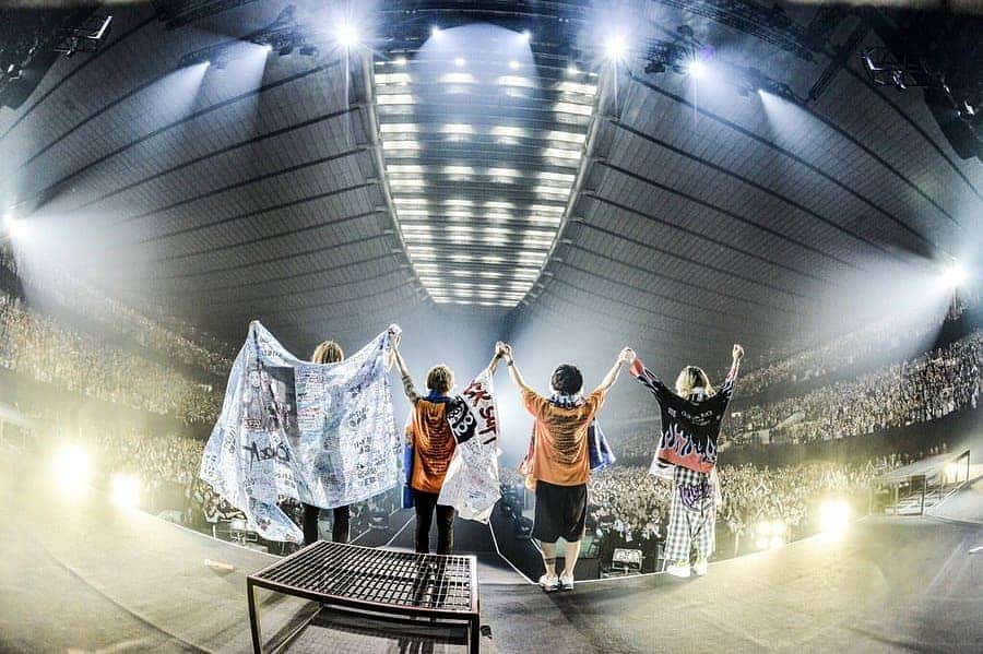 ONE OK ROCK WORLDさんのインスタグラム写真 - (ONE OK ROCK WORLDInstagram)「EYE OF THE STORM JAPAN TOUR 2019-2020 東京,代々木競技場第一体育館（2日目)  _ @10969taka はぁー。ファイナル。すごかった。ありがとう。みんな。 本当に素敵な時間だった。。。 みんなのこと誇りに思います！ @ruihashimoto  Haー.  Final show.  It was amazing.  Thank you. Everyone. It was a really great time. . . I'm so proud of everyone! @ruihashimoto  _ @toru_10969 代々木二日間ありがとう！！最高のオーディエンスに心から感謝！いやぁ〜気持ち良かった。そして身体バッキバキ。。また刺激的な時間、空間を共に創りましょう！また会える日まで！ 📸 @ruihashimoto  Thank you for two days Yoyogi! !  To the most awesome audiences, thank you from the bottom of my heart.  Damn,  it feels good. Even my body went stiff. .  Let’s have a good time together next time too! Till we meet again! 📸 @Ruihashimoto  _ @tomo_10969 代々木2日目🔥 そして今日は、ジャパンツアーのファイナルでした。  名古屋のライブは延期になってしまいましたが、、ここまで完走できたのは支えてくれたスタッフ、そしてみんなのおかげです。 北海道から沖縄まで、どこにいってもみんなの存在は本当にあたたかくて、今こうして書いていると各箇所での思い出が溢れてきます  こんなにも力強く、僕たちを支えてくれるみんなには本当に感謝しかありません  幸せだな、いい人生だなと、今回のツアーで特に感じました  ありがとう。  この気持ちを、自分の表現の仕方で、少しずつ返していきます  本当にありがとう。 また、すぐね☺️ @ruihashimoto 📸  #女の子に見えたよ　#まだむ  Yoyogi Day 2🔥 Today was the final show of Japan Tour. Even though Nagoya's live show has been postponed, it’s thanks to all the staff and everyone's support that we could make this far. From Hokkaido to Okinawa, no matter where we were, we always felt warm for everyone's presence, now as I am writing in this, I am overwhelmed by memories from each place.  To those who is supporting us so wholeheartedly I can say nothing but thank you. “I’m Happy, my life is great” was what I thought during this tour. Thank you.  I will return this feeling little by little in my own way. Thank you very much. See you soon!☺️ @ruihashimoto 📸  #女の子に見えたよ　#まだむ  _ @ryota_0809 代々木がファイナルで良かった！ ほんまに楽しかったわ！ 前半の緊張感はやばかったな〜笑 あの感じ久々やったわ。😁 今回のツアーに来てくれたみんなほんまにありがとう！！！ またみんなに会える日を楽しみにしてる！🤝 Photo by @ruihashimoto 📸  So glad that the final show was in Yoyogi! It was really fun! The tension in the first half was ridiculous ~ lol I haven't felt that for a long time. 😁 Thank you very much for coming to this tour! ! ! I'm looking forward to seeing you again! 🤝 Photo by @ruihashimoto 📸  #oneokrockofficial #10969taka #toru_10969 #tomo_10969 #ryota_0809 #fueledbyramen #eyeofthestorm #eyeofthestormjapantour20192020」2月1日 22時10分 - oneokrockworld