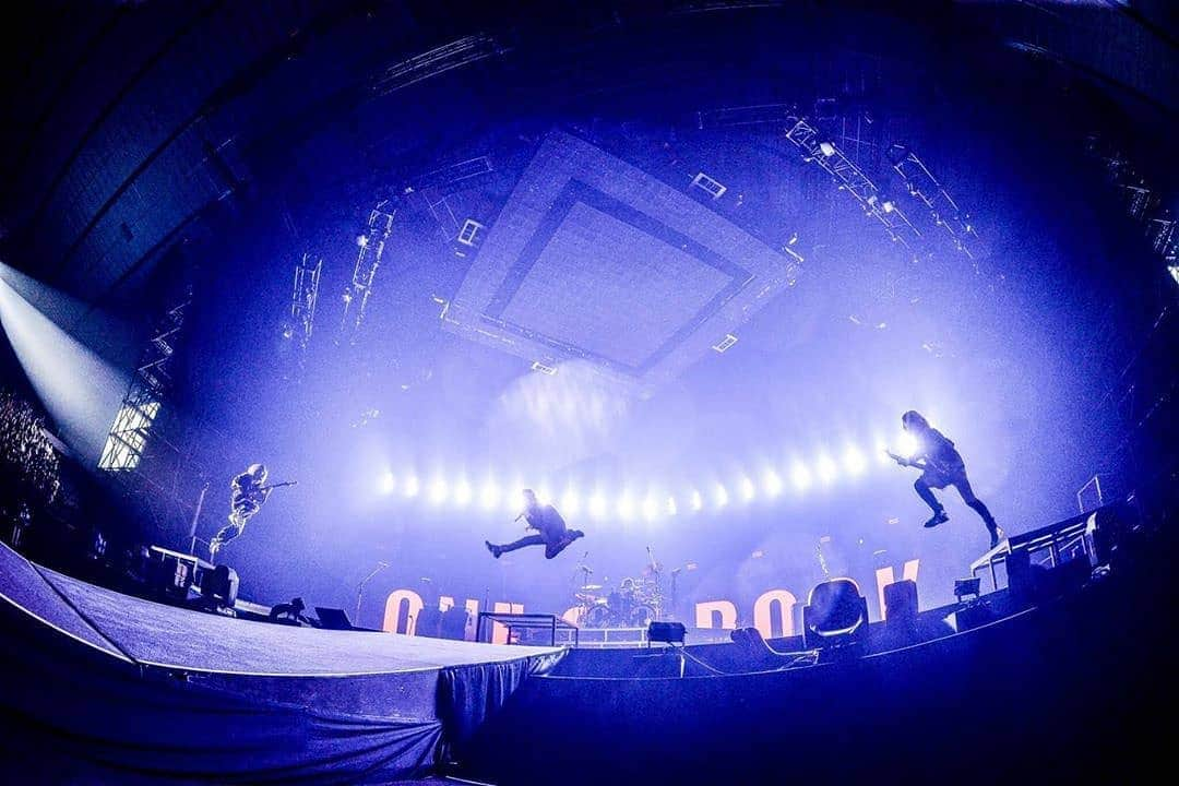 ONE OK ROCK WORLDさんのインスタグラム写真 - (ONE OK ROCK WORLDInstagram)「EYE OF THE STORM JAPAN TOUR 2019-2020 東京,代々木競技場第一体育館（2日目)  _ @10969taka はぁー。ファイナル。すごかった。ありがとう。みんな。 本当に素敵な時間だった。。。 みんなのこと誇りに思います！ @ruihashimoto  Haー.  Final show.  It was amazing.  Thank you. Everyone. It was a really great time. . . I'm so proud of everyone! @ruihashimoto  _ @toru_10969 代々木二日間ありがとう！！最高のオーディエンスに心から感謝！いやぁ〜気持ち良かった。そして身体バッキバキ。。また刺激的な時間、空間を共に創りましょう！また会える日まで！ 📸 @ruihashimoto  Thank you for two days Yoyogi! !  To the most awesome audiences, thank you from the bottom of my heart.  Damn,  it feels good. Even my body went stiff. .  Let’s have a good time together next time too! Till we meet again! 📸 @Ruihashimoto  _ @tomo_10969 代々木2日目🔥 そして今日は、ジャパンツアーのファイナルでした。  名古屋のライブは延期になってしまいましたが、、ここまで完走できたのは支えてくれたスタッフ、そしてみんなのおかげです。 北海道から沖縄まで、どこにいってもみんなの存在は本当にあたたかくて、今こうして書いていると各箇所での思い出が溢れてきます  こんなにも力強く、僕たちを支えてくれるみんなには本当に感謝しかありません  幸せだな、いい人生だなと、今回のツアーで特に感じました  ありがとう。  この気持ちを、自分の表現の仕方で、少しずつ返していきます  本当にありがとう。 また、すぐね☺️ @ruihashimoto 📸  #女の子に見えたよ　#まだむ  Yoyogi Day 2🔥 Today was the final show of Japan Tour. Even though Nagoya's live show has been postponed, it’s thanks to all the staff and everyone's support that we could make this far. From Hokkaido to Okinawa, no matter where we were, we always felt warm for everyone's presence, now as I am writing in this, I am overwhelmed by memories from each place.  To those who is supporting us so wholeheartedly I can say nothing but thank you. “I’m Happy, my life is great” was what I thought during this tour. Thank you.  I will return this feeling little by little in my own way. Thank you very much. See you soon!☺️ @ruihashimoto 📸  #女の子に見えたよ　#まだむ  _ @ryota_0809 代々木がファイナルで良かった！ ほんまに楽しかったわ！ 前半の緊張感はやばかったな〜笑 あの感じ久々やったわ。😁 今回のツアーに来てくれたみんなほんまにありがとう！！！ またみんなに会える日を楽しみにしてる！🤝 Photo by @ruihashimoto 📸  So glad that the final show was in Yoyogi! It was really fun! The tension in the first half was ridiculous ~ lol I haven't felt that for a long time. 😁 Thank you very much for coming to this tour! ! ! I'm looking forward to seeing you again! 🤝 Photo by @ruihashimoto 📸  #oneokrockofficial #10969taka #toru_10969 #tomo_10969 #ryota_0809 #fueledbyramen #eyeofthestorm #eyeofthestormjapantour20192020」2月1日 22時10分 - oneokrockworld