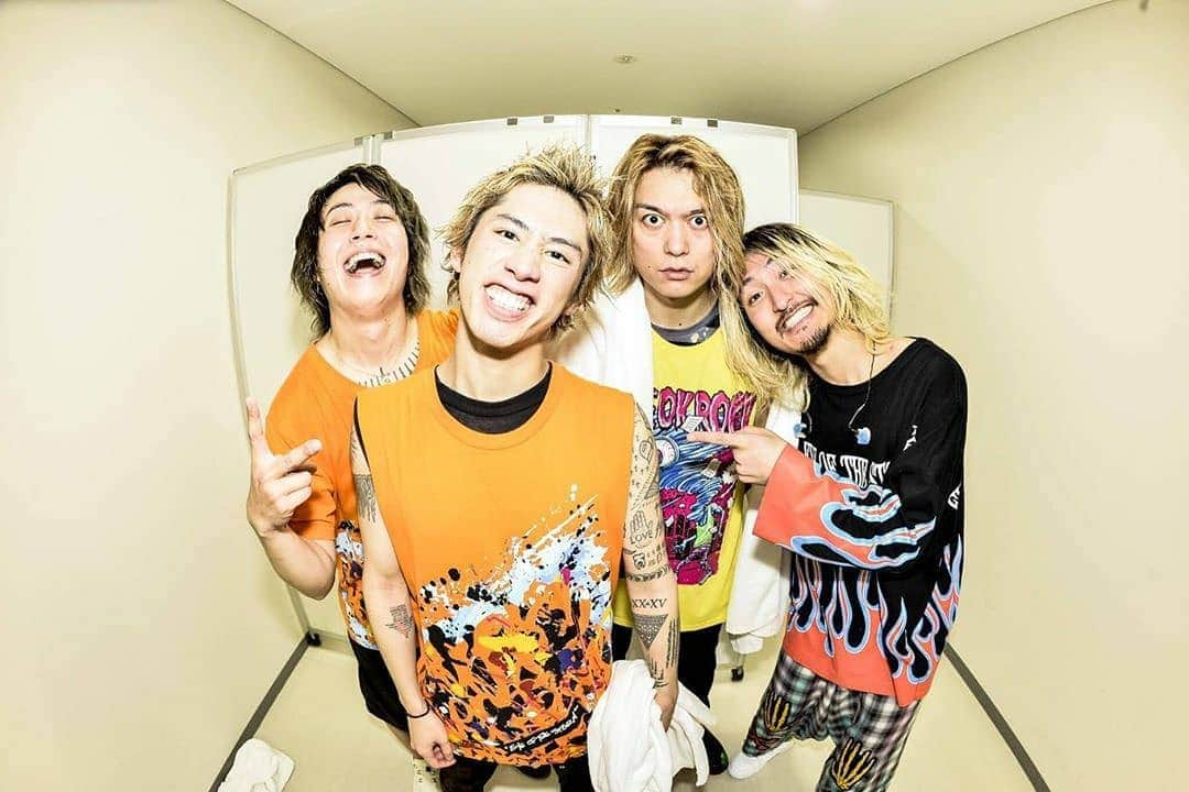 ONE OK ROCK WORLDさんのインスタグラム写真 - (ONE OK ROCK WORLDInstagram)「EYE OF THE STORM JAPAN TOUR 2019-2020 東京,代々木競技場第一体育館（2日目)  _ @10969taka はぁー。ファイナル。すごかった。ありがとう。みんな。 本当に素敵な時間だった。。。 みんなのこと誇りに思います！ @ruihashimoto  Haー.  Final show.  It was amazing.  Thank you. Everyone. It was a really great time. . . I'm so proud of everyone! @ruihashimoto  _ @toru_10969 代々木二日間ありがとう！！最高のオーディエンスに心から感謝！いやぁ〜気持ち良かった。そして身体バッキバキ。。また刺激的な時間、空間を共に創りましょう！また会える日まで！ 📸 @ruihashimoto  Thank you for two days Yoyogi! !  To the most awesome audiences, thank you from the bottom of my heart.  Damn,  it feels good. Even my body went stiff. .  Let’s have a good time together next time too! Till we meet again! 📸 @Ruihashimoto  _ @tomo_10969 代々木2日目🔥 そして今日は、ジャパンツアーのファイナルでした。  名古屋のライブは延期になってしまいましたが、、ここまで完走できたのは支えてくれたスタッフ、そしてみんなのおかげです。 北海道から沖縄まで、どこにいってもみんなの存在は本当にあたたかくて、今こうして書いていると各箇所での思い出が溢れてきます  こんなにも力強く、僕たちを支えてくれるみんなには本当に感謝しかありません  幸せだな、いい人生だなと、今回のツアーで特に感じました  ありがとう。  この気持ちを、自分の表現の仕方で、少しずつ返していきます  本当にありがとう。 また、すぐね☺️ @ruihashimoto 📸  #女の子に見えたよ　#まだむ  Yoyogi Day 2🔥 Today was the final show of Japan Tour. Even though Nagoya's live show has been postponed, it’s thanks to all the staff and everyone's support that we could make this far. From Hokkaido to Okinawa, no matter where we were, we always felt warm for everyone's presence, now as I am writing in this, I am overwhelmed by memories from each place.  To those who is supporting us so wholeheartedly I can say nothing but thank you. “I’m Happy, my life is great” was what I thought during this tour. Thank you.  I will return this feeling little by little in my own way. Thank you very much. See you soon!☺️ @ruihashimoto 📸  #女の子に見えたよ　#まだむ  _ @ryota_0809 代々木がファイナルで良かった！ ほんまに楽しかったわ！ 前半の緊張感はやばかったな〜笑 あの感じ久々やったわ。😁 今回のツアーに来てくれたみんなほんまにありがとう！！！ またみんなに会える日を楽しみにしてる！🤝 Photo by @ruihashimoto 📸  So glad that the final show was in Yoyogi! It was really fun! The tension in the first half was ridiculous ~ lol I haven't felt that for a long time. 😁 Thank you very much for coming to this tour! ! ! I'm looking forward to seeing you again! 🤝 Photo by @ruihashimoto 📸  #oneokrockofficial #10969taka #toru_10969 #tomo_10969 #ryota_0809 #fueledbyramen #eyeofthestorm #eyeofthestormjapantour20192020」2月1日 22時10分 - oneokrockworld