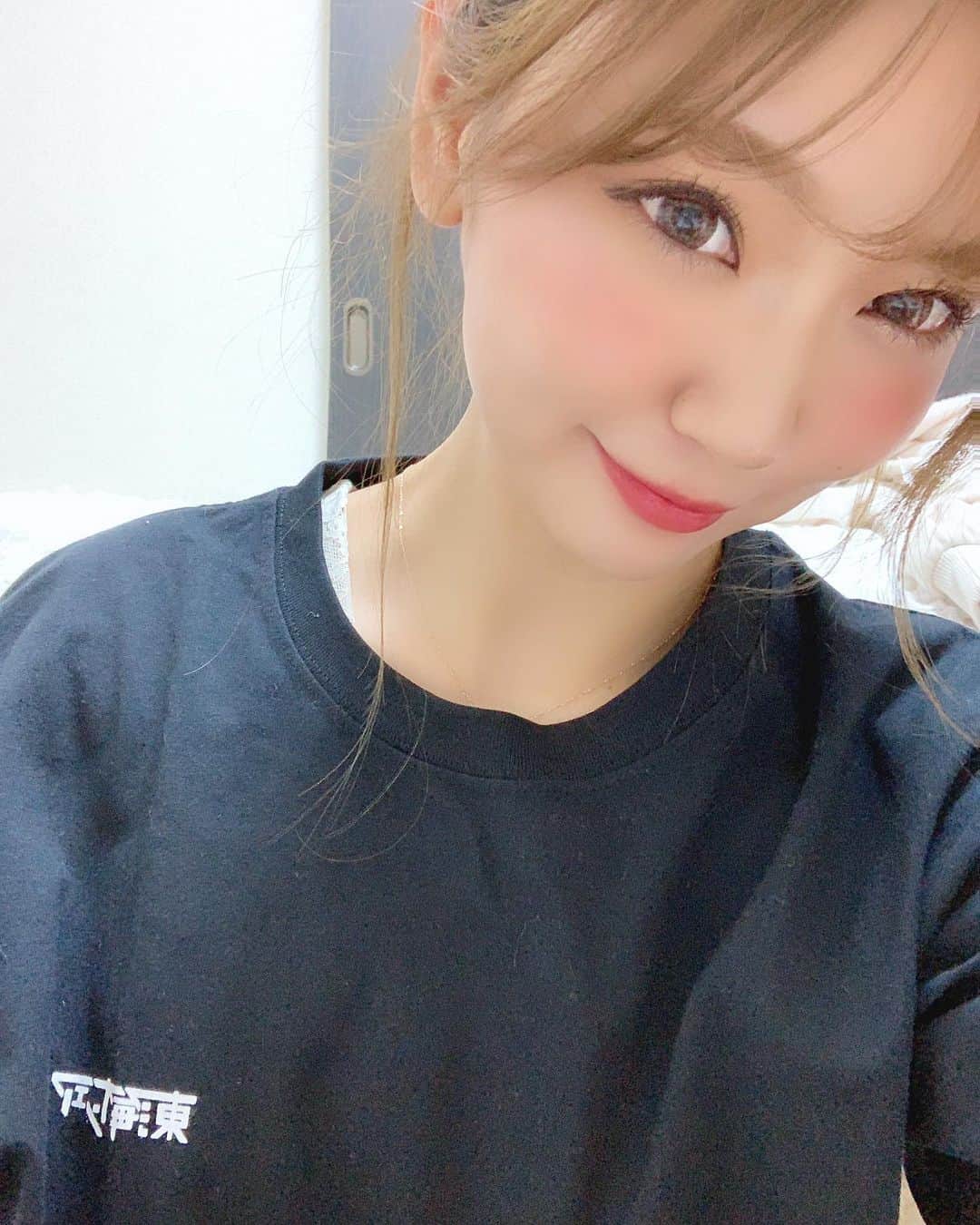 いっちゃん/嶋津 いつみのインスタグラム：「. . かわいい部屋着も必要やけど 動きやすさと楽チンさを求めた 部屋着も必要🙄✨ww . . . . . 私の最近のリアル部屋着は #東海オンエア  Tシャツ🕊笑 . . . . ちなみにこないだ泊まりに来た友達には 何そのTシャツww って笑われた🤪 . . . . . . めちゃくちゃ東海オンエア好きなんやけど 誰か仲間おらん？w . . . . ちなみに1人仲間見つかった👯‍♀️❤️ . . . . . 知らない人…見て欲しい。 . . . . . . 毎日リサイタルズリピ💚💛🧡 . . . . . #関西  #関西サロモ  #サロンモデル #サロモ #いっちゃん  #フリーモデル #関西モデル  #あざといっちゃん #かわいっちゃん #いっちゃんコーデ #ブライダルモデル #アレンジモデル #ヘアカラー  #ヘアアレンジ  #ロングヘア #スーパーロング . . . 今1番行きたいところ #岡崎市 ✌🏻 . . . .」