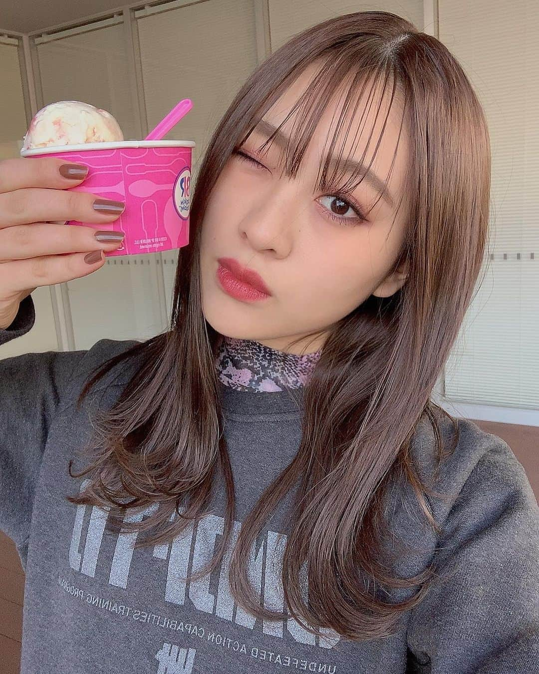 moca さんのインスタグラム写真 - (moca Instagram)「今日のリリイベ有難うございました☺︎☺︎☺︎ 寒いけどアイス🍨 美味しいよね😚❤️ 明日はなんばOCAATでリリイベ！ お待ちしてます❤︎ #lol #avex #moca #エルオーエル」2月1日 22時14分 - moca_lol