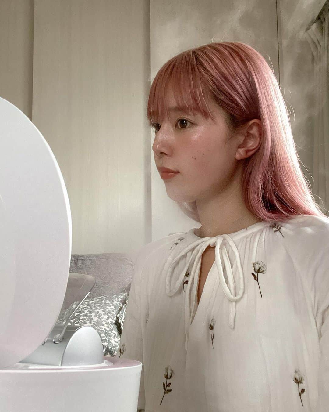 目見田早弥子さんのインスタグラム写真 - (目見田早弥子Instagram)「| ꙳ ずっと使ってみたかったスチーマー ナノケア🥺🌟 大学生の頃にPanasonicのスチーマーを使っていたのですが 進化がすごくて驚きました... スチーマー ナノケアは 温スチームと冷スチームが交互に出てきて 温スチームが肌の角質層まで潤いを与えてくれて、 冷スチームで肌を引き締めてくれます◯ 私は乾燥と毛穴の広がりが気になるので 皮脂ケアコースをよく使っています。 アロマタブレットでアロマの香りを楽しみながら 肌ケアができるものすごく癒されて最高です🤍 写真２枚目はスチームをしばらく浴びた写真なのですが メイクは眉毛とリップなんですけど チークとハイライトをしっかりしたように ツヤツヤしてて後で写真を見返してびっくりしました😂❣️ １回でも潤ってるなあって感じるし 続けると更に効果が実感できて毎日の肌ケアが楽しいです♡ #パナソニックビューティ#パナソニックビューティ美容部#美容家電#PR#パナソニックビューティ社外美容部#スチーマーナノケア @panasonic_beauty」2月1日 22時14分 - sayako_memida
