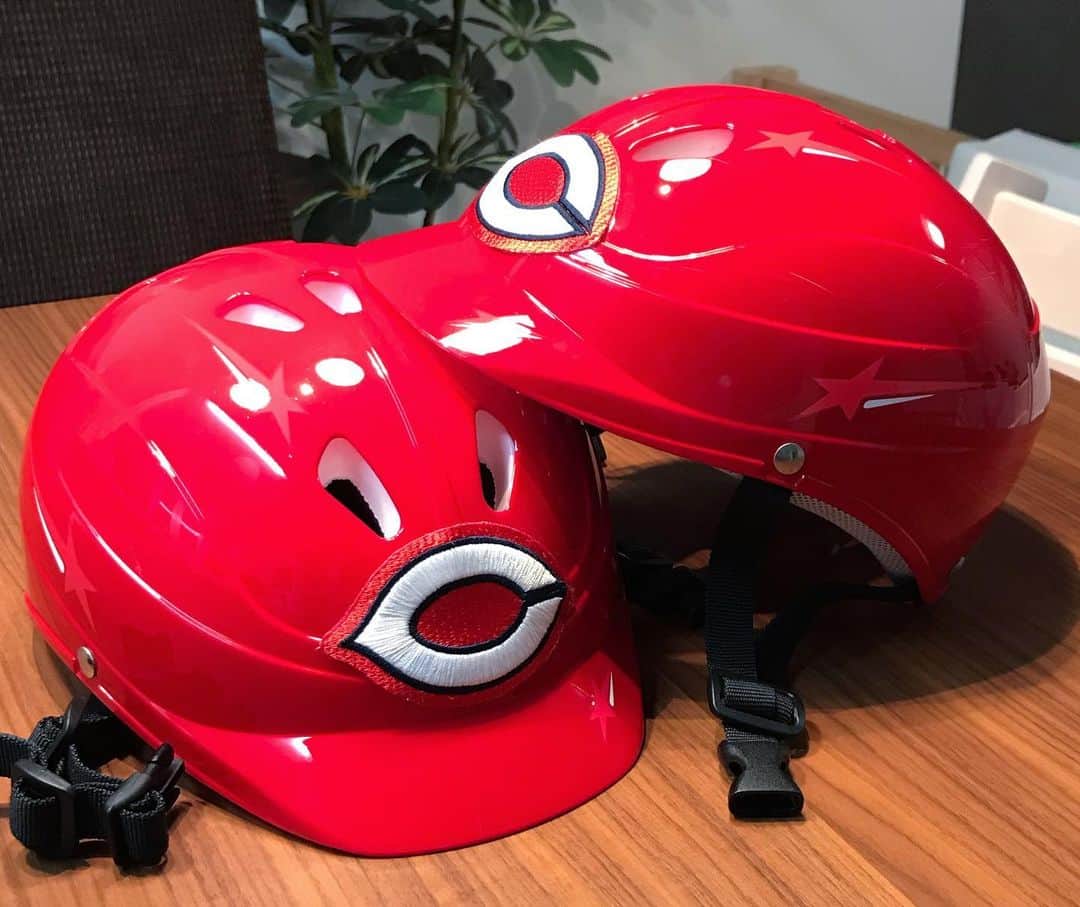 新丼貴浩さんのインスタグラム写真 - (新丼貴浩Instagram)「子供用のサイクルヘルメットをカープ化しました^ ^ 玄関に収納コーナーも新設  #赤ヘル軍団」2月1日 22時20分 - aradon_takahiro