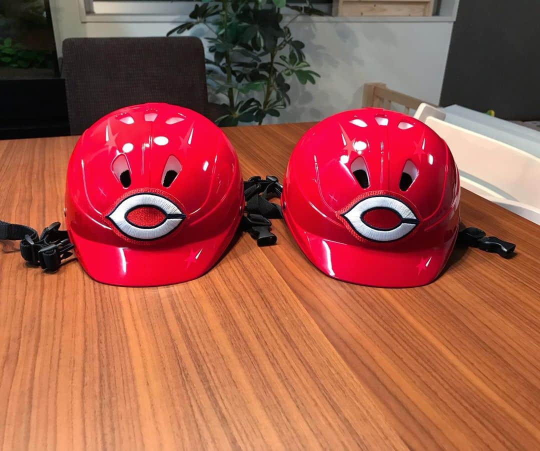 新丼貴浩のインスタグラム：「子供用のサイクルヘルメットをカープ化しました^ ^ 玄関に収納コーナーも新設  #赤ヘル軍団」