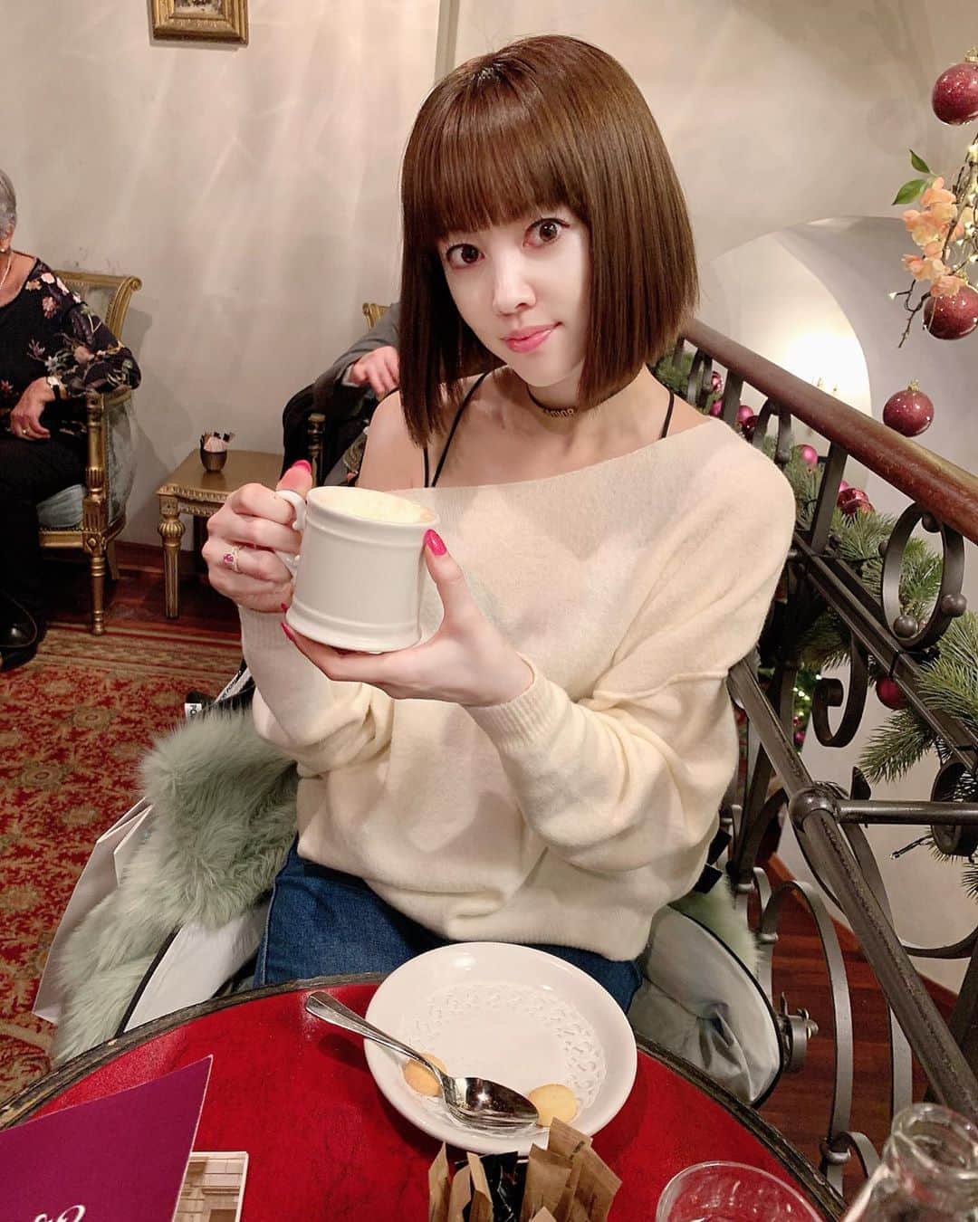 のインスタグラム：「I ❤️🤎💜　hot chocolate 🍫 #swiss #🇨🇭 #Zurich #moeco #松下萌子  ずーっと謎の肌荒れに悩んでた最近でしたが スイス行く前に　@yagbeauty_official  行ったらびっくりする位肌が復活❣️ 何でもっと早く行かなかったのか…」