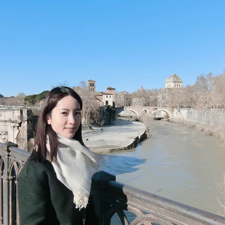 天明麻衣子のインスタグラム：「年末年始イタリア旅、最後の投稿です！  今回はローマを拠点にしたのですが、じゃあローマはどこがオススメだったかと考えてみると…。個人的には「テヴェレ川沿い」が一番よかったなと✨  いや、もちろんスペイン広場とかトレビの泉とか、名所は色々あるんですよ^_^; でもピンポイントな所が多いので、どうしても観光客で混み合ってしまって💦  テヴェレ川沿いにはそこまで有名なものがあるわけではないけれど、街並みも綺麗だし人も多くないし、ゆったりした時間を過ごせます👍  #年末年始 #イタリア旅行 #ローマ #テヴェレ川 #川の向こうには #美味しいトラットリアがたくさん#値段もお手頃 #のんびり街歩き」