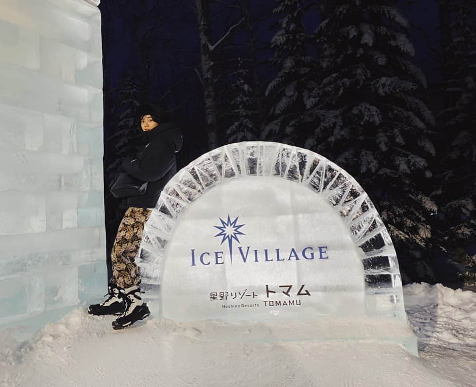 宮城舞さんのインスタグラム写真 - (宮城舞Instagram)「夕飯の前にアイスビレッジに散歩👨‍👩‍👧‍👦 見たことのない景色と 気温に息子はキョロキョロしてました😂 氷のカフェに 氷のBAR アイス作りや 氷のホテル見学 神秘的な空間で 私たちも終始キョロキョロ😂 本当におススメです♥️ #星野リゾート #星野リゾートリゾナーレ #リゾナーレトマム #星野リゾートトマム #旅行 #旅  #北海道 #北海道旅行 #家族旅行 #ファミリー旅#hoshinoresorts #hoshinoresortsrisonaretomamu #hoshinoresortsrisonare #tomamu #hokkaido #travelvacation #pr #photorisonare #familytrip」2月1日 22時37分 - mai_miyagi
