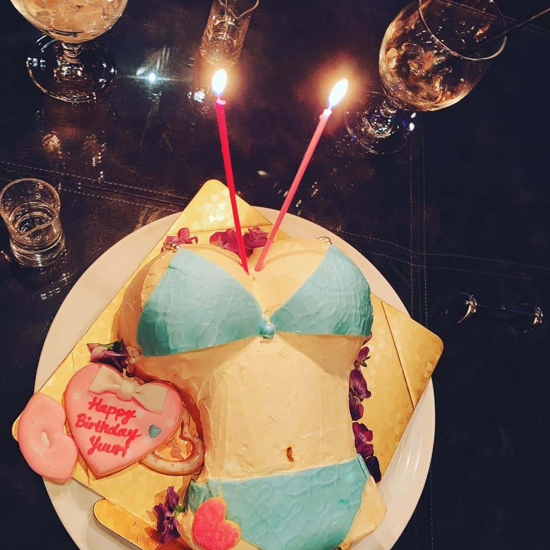 森下悠里さんのインスタグラム写真 - (森下悠里Instagram)「@_carrycookies_kayo  特別に作ってもらった birthday cake💓💓💓 - 大好きなティファニーブルーの ビキニ💓 - sexyな🎂 大好きな2人が私のケーキを考えてくれて サプライズしてくれて 嬉しすぎる✨✨✨✨ -  私、幸せ者です💓💓💓 - #bd #birthdaycake #bikini #surprise」2月1日 22時38分 - yuurimorishita
